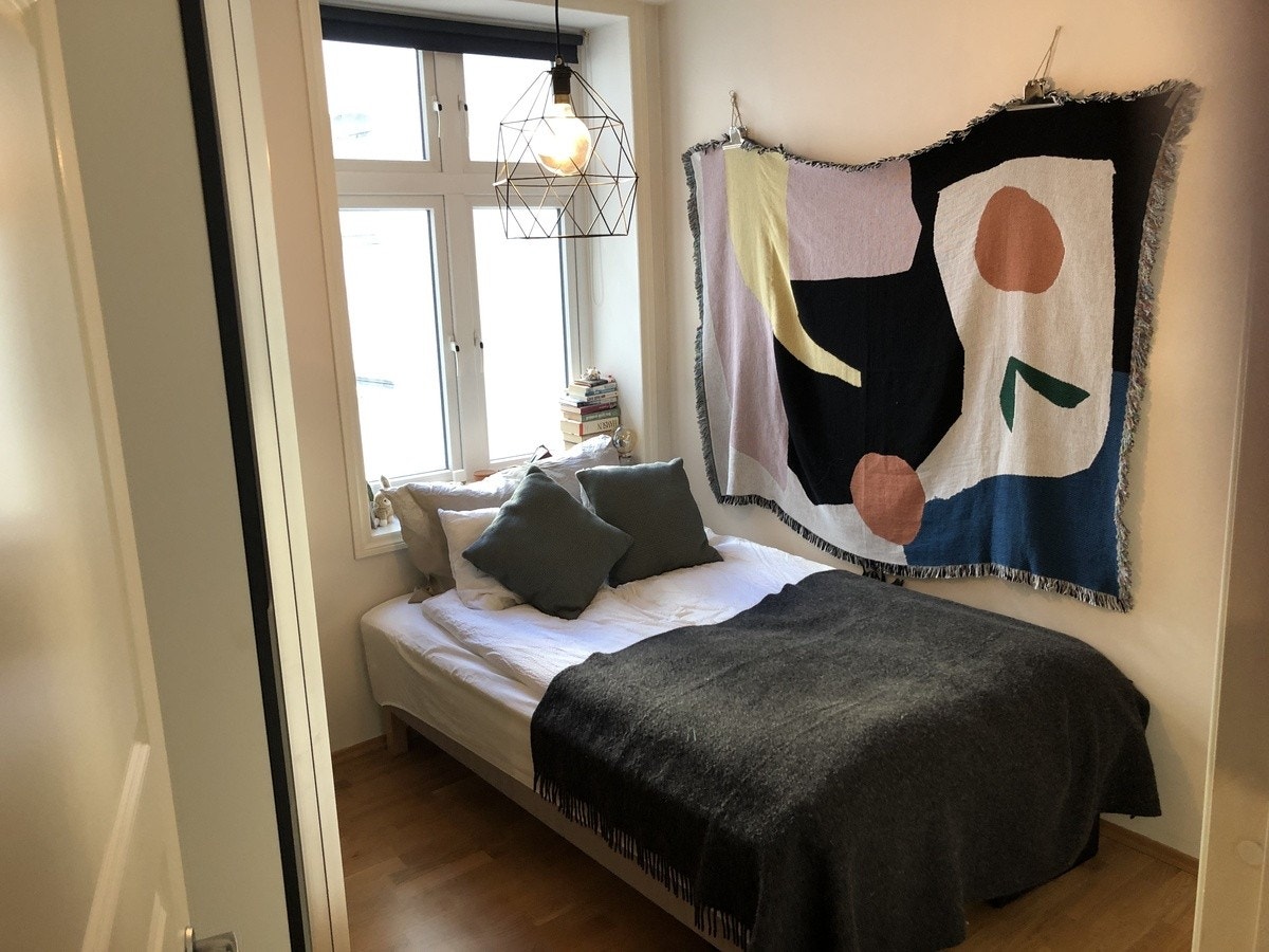 Soverom 1 - 1.40m seng med stort klesskap. Plass til skrivepult. Galleribilde