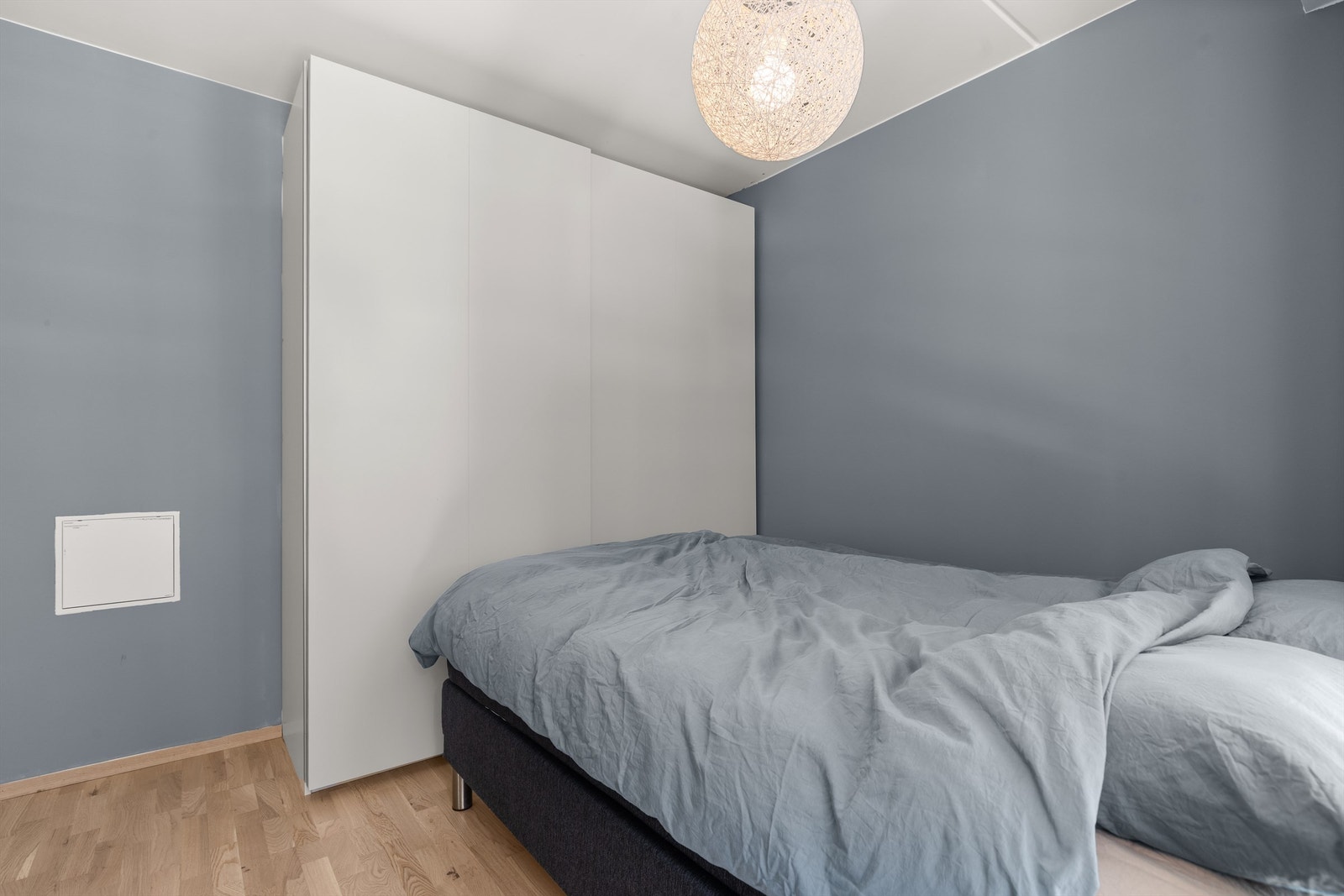 Stort vindu gir godt med lysinnslipp, i tillegg til en luftebalkong som sørger for rikelig med lufting. Galleribilde