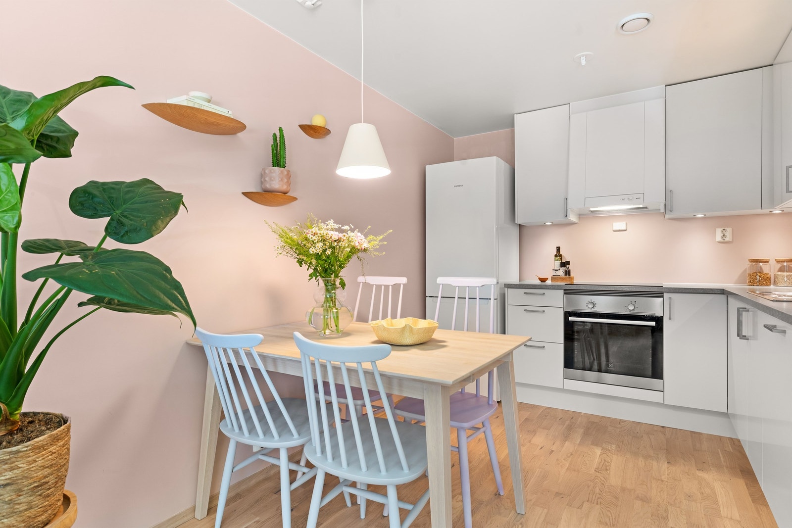 Klassisk, stilren parkett på gulv og veggflater er malt i en dus og behagelig nyanse. Galleribilde