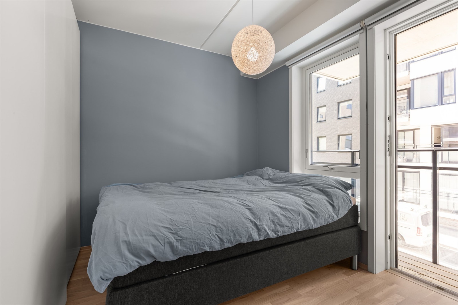 Soverommet har god størrelse og rikelig med plass til dobbeltseng og nattbord. Stort vindu gir godt med lysinnslipp, i tillegg til en fransk balkong som sørger for rikelig med lufting. Galleribilde