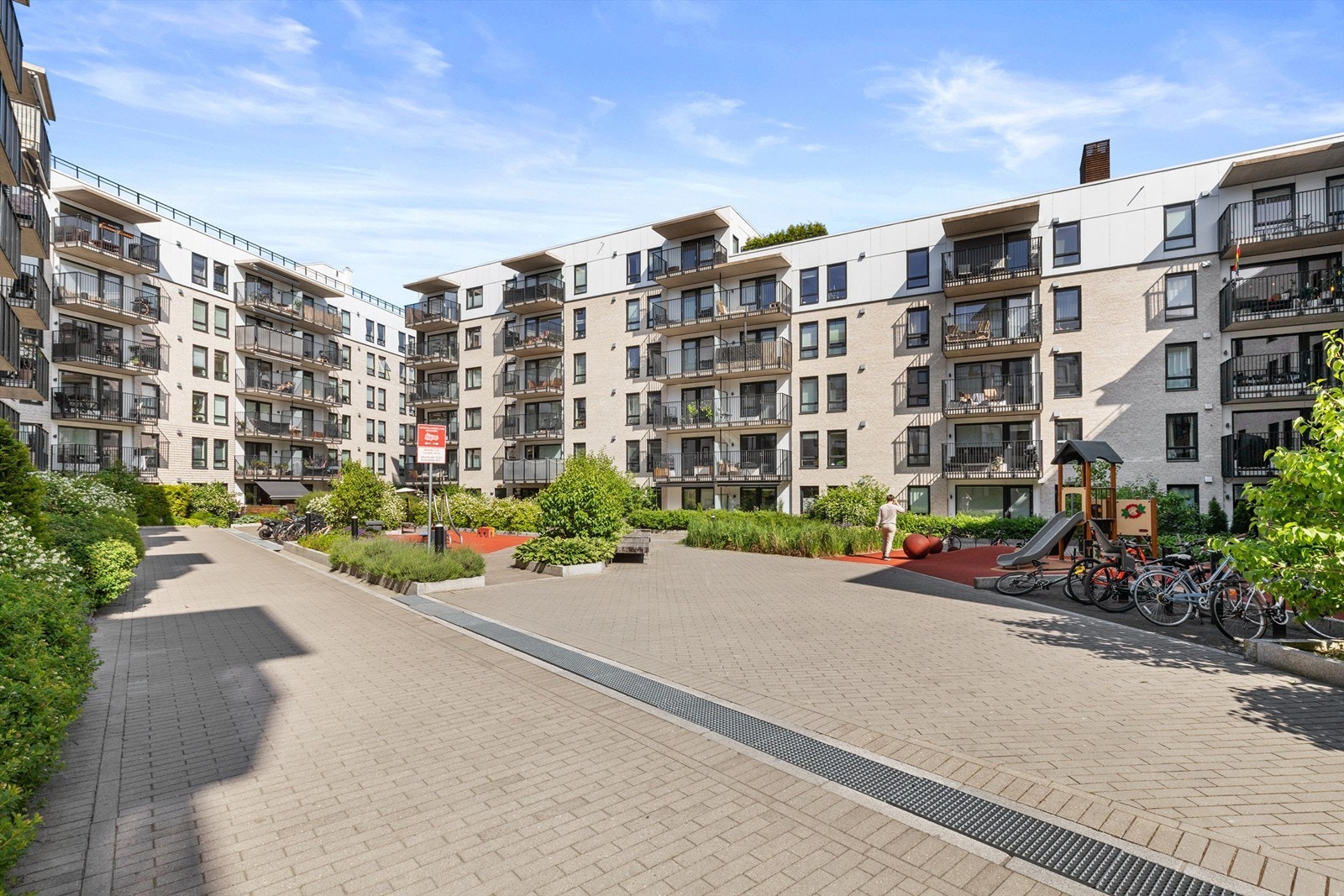 I 2024 ble sameiets bakgård betydelig oppgradert med nye lekeapparater. Galleribilde