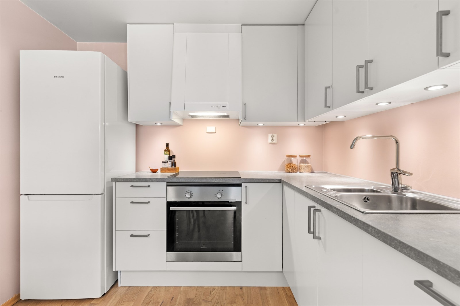 Lekkert kjøkken i åpen løsning med stuen. Innredningen består av glatte fronter og laminat benkeplate med nedfelt vaskekum. Galleribilde