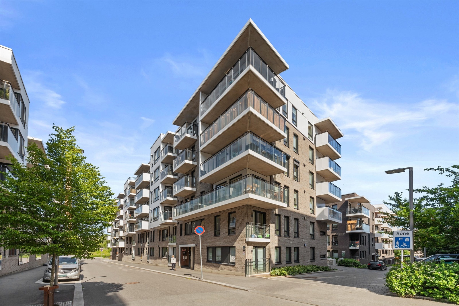 Leiligheten ligger i rolige og grønne omgivelser i Tiedemannsfabrikken - sentral og attraktiv beliggenhet på spennende Ensjø, nærmere bestemt mellom Lille Tøyen Hageby, Hovin og Hasle. Idylliske og ærverdige Lille Tøyen Hageby er nærmeste nabo. Galleribilde