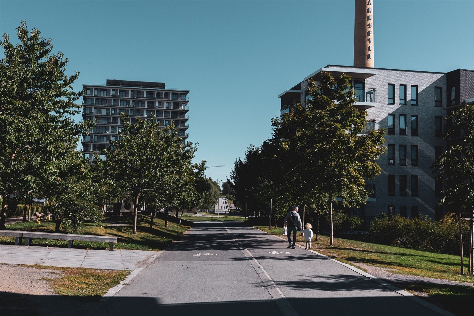 God offentlig kommunikasjon i umiddelbar nærhet; T-Bane fra Ensjø (linje 1, 2, 3 og 4) med hyppige avganger. Hasle T-bane (linje 5), buss nr. 20, 21, 28, 60, samt flybuss. Galleribilde
