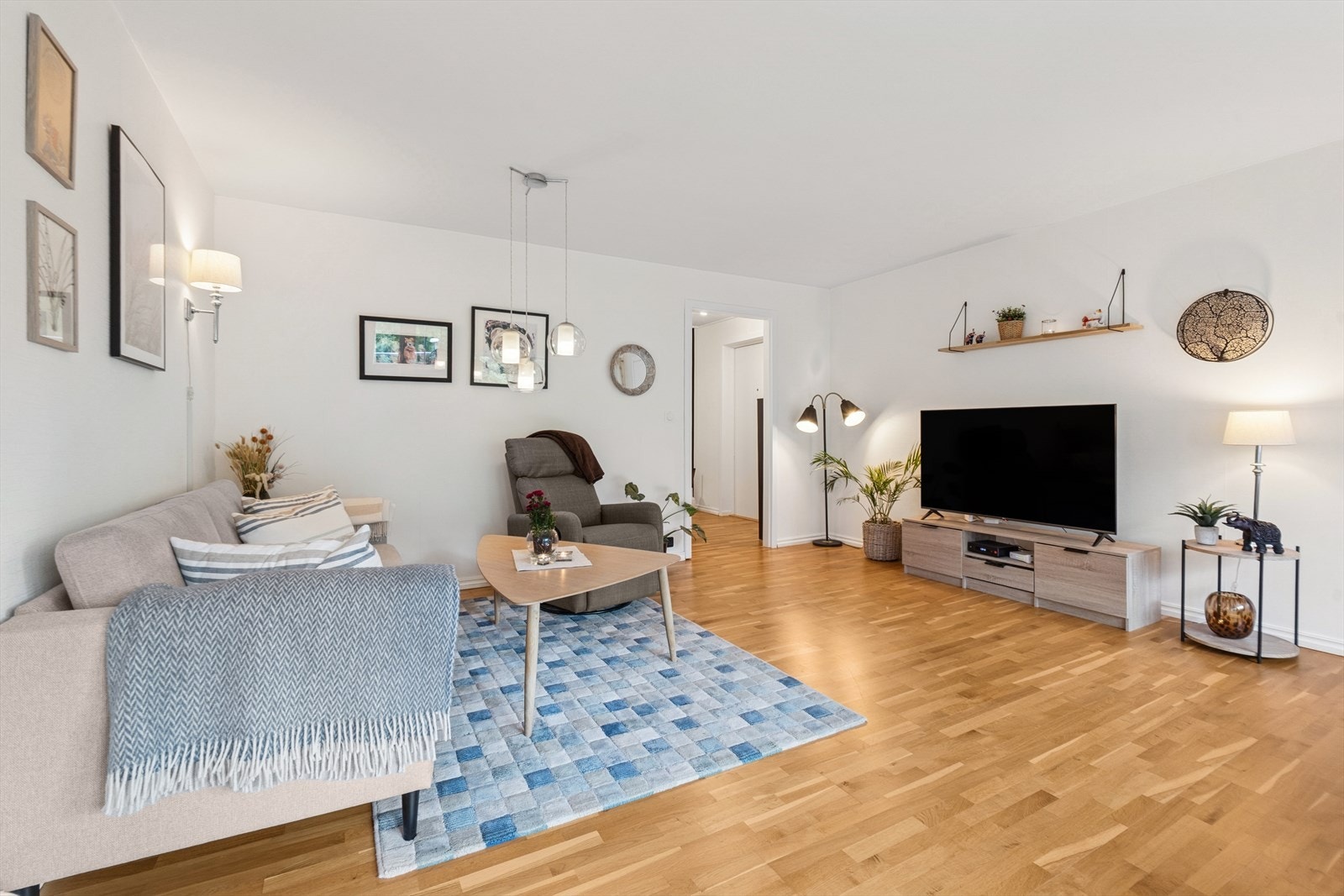 Stuen har parkett på gulvet og malte flater på vegg og i himling. Galleribilde