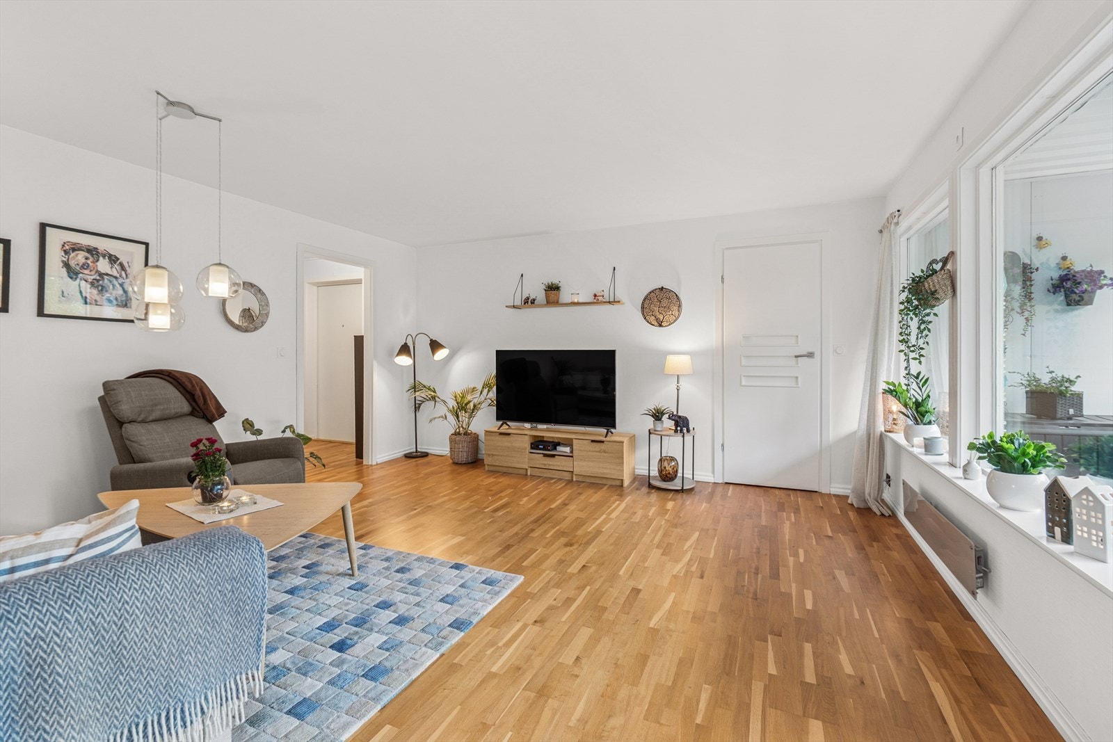Boligen har en lys og romslig stue med god plass til møblering i flere soner. Galleribilde