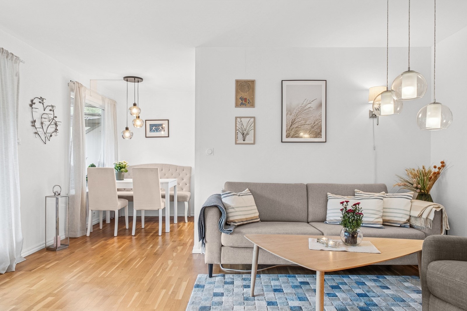 Mellom stuen og kjøkkenet er det plass til spisebord. Galleribilde
