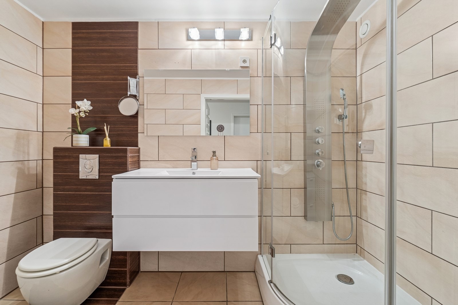 Badet ble oppgradert i 2010 og fremstår pent med helflisede overflater som gir et tidløst og rent uttrykk. Galleribilde