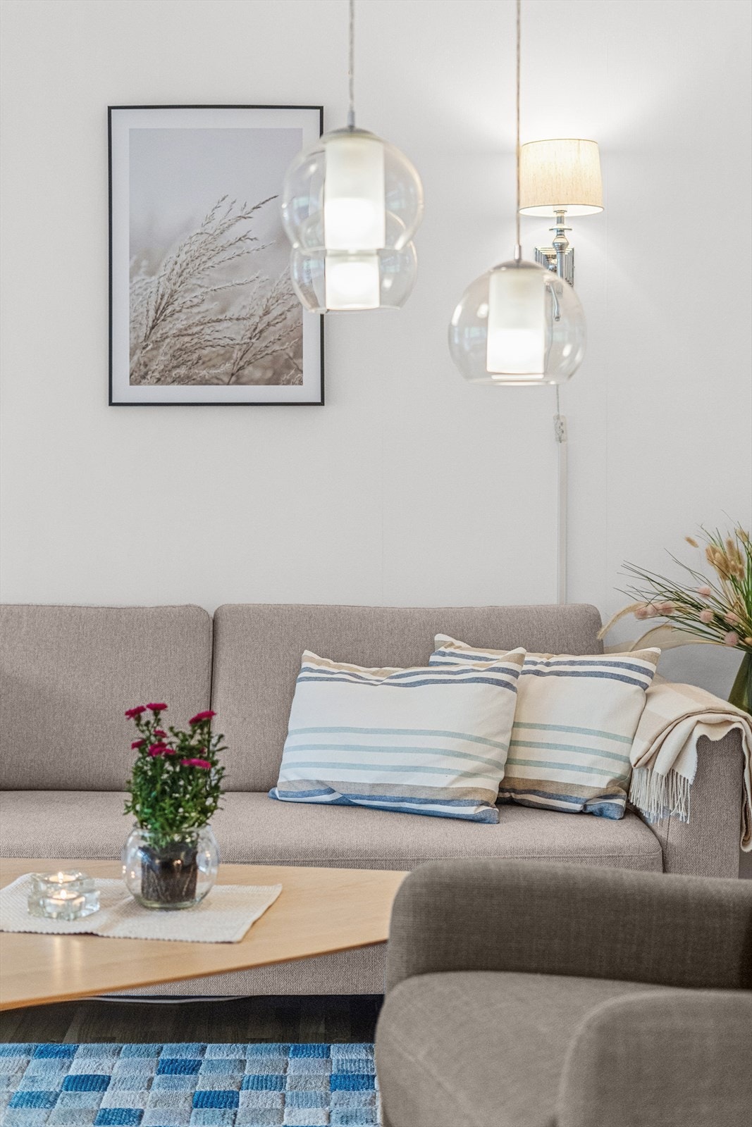 Stuen har gode lysforhold fra de store vindusflatene. Galleribilde