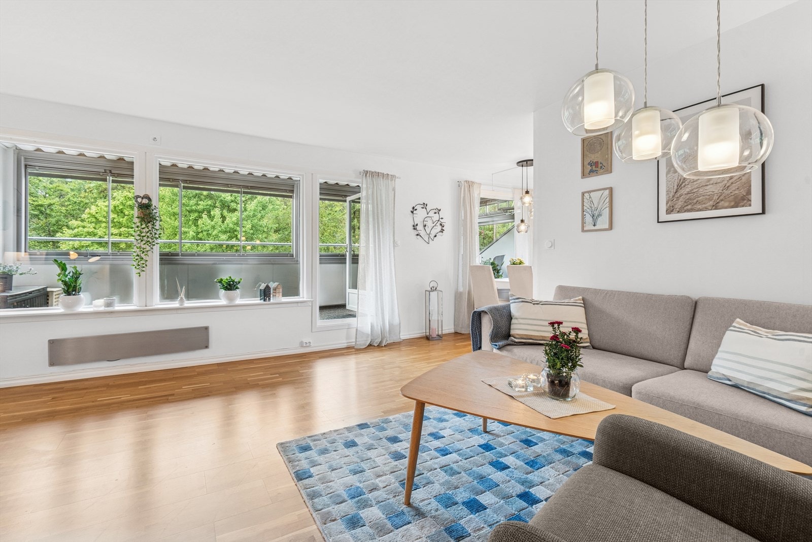 Fra stuen er det utgang til en innglasset balkong. Galleribilde