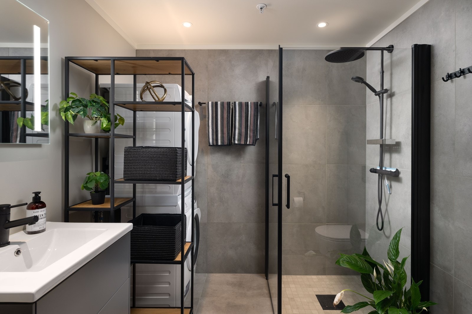 Begge bad har sandfargede fliser og varmekabler. Også her er det innredning fra Drømmekjøkken. Galleribilde