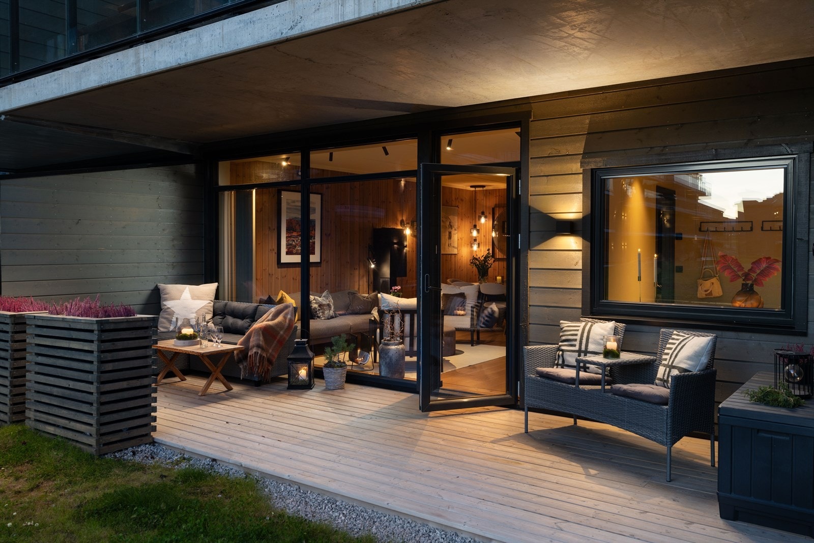 Vestvendt beliggenhet med en stor og særdeles lun terrasse - perfekt for en hyggelig stund i sola når man kommer hjem fra alpinbakkene eller en tur i de flotte langrennsløypene. Fra terrassen kan du renne rett ned i langrennsløypene. Galleribilde