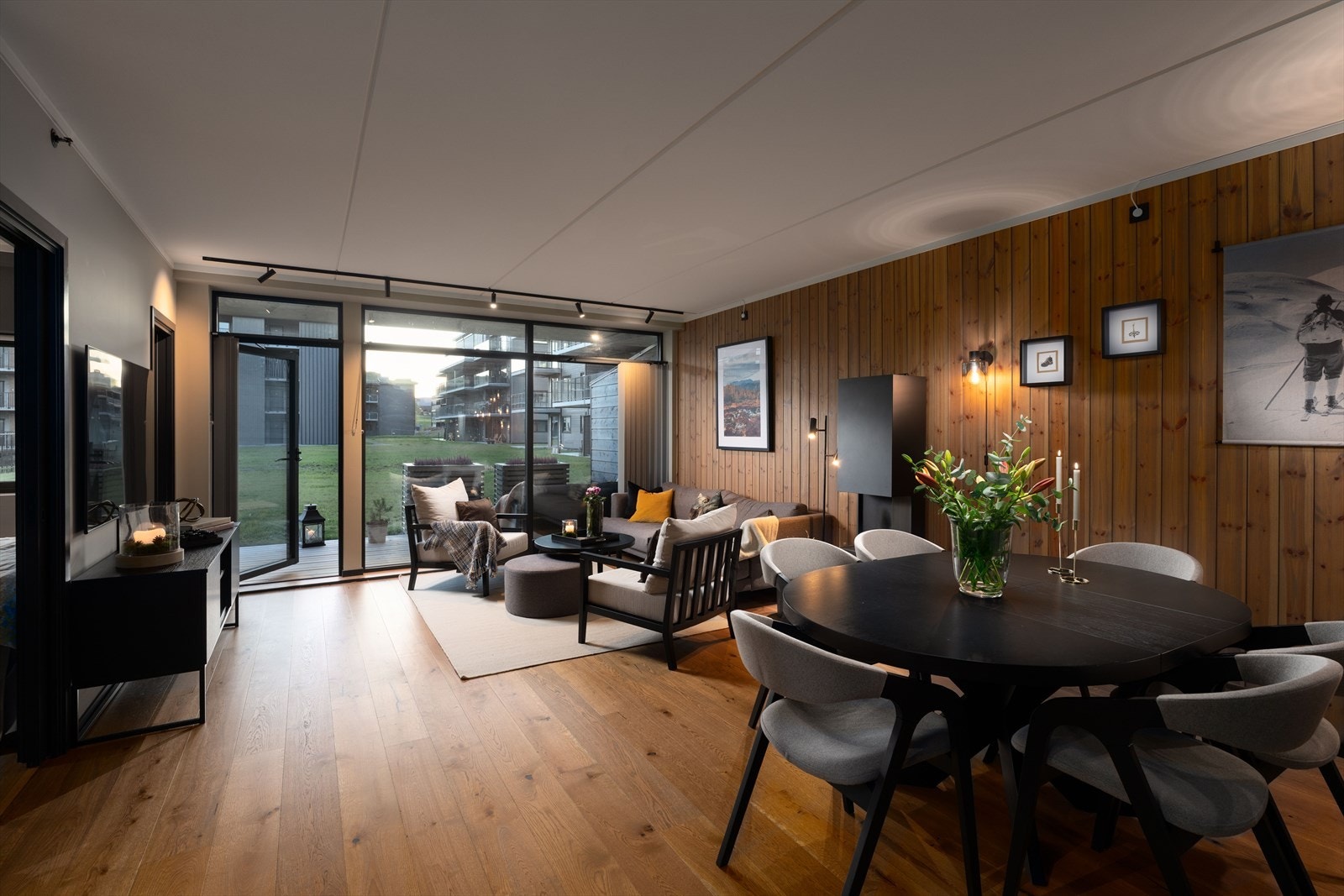 Gulvene i alle oppholdsrom og soverom har nydelig énstavs eikeparkett og behagelig vannbåren varme. Galleribilde