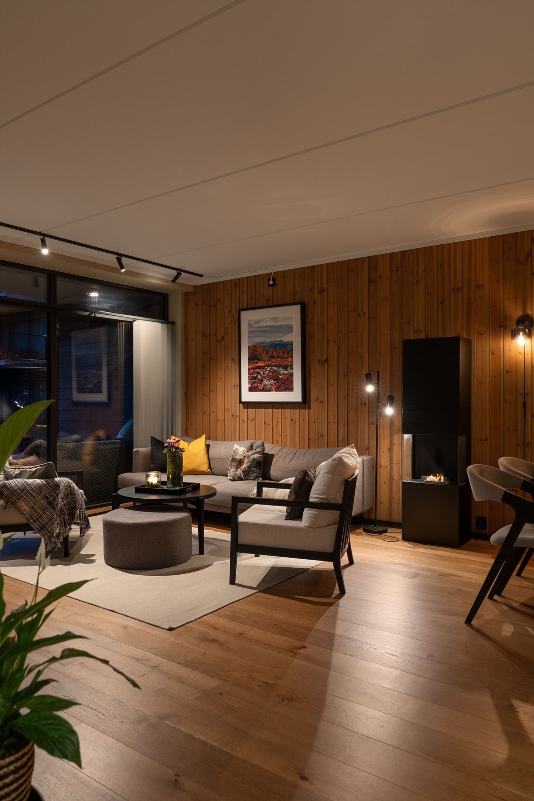 Det er lamell-gardiner ved alle stuevinduene. Disse gir fin skjerming samtidig som man kan beholde utsyn. Galleribilde