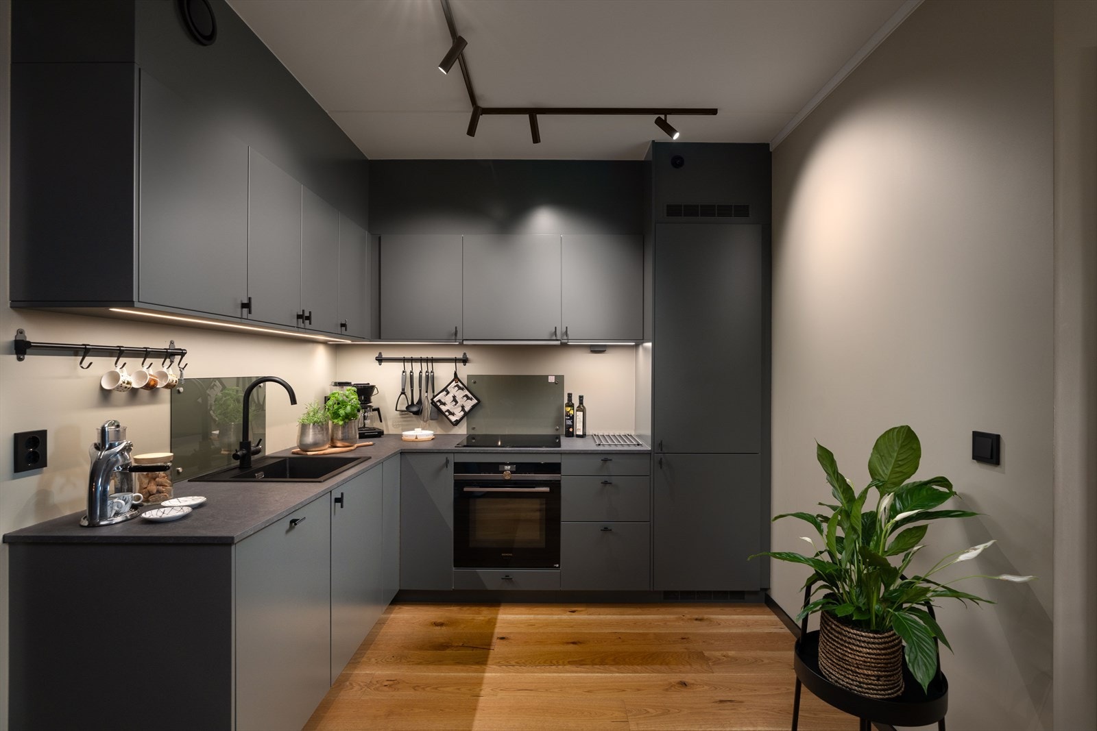 Kjøkkeninnredningen fra Drømmekjøkkenet har rikelig med skapplass. Hvitevarene er i førsteklasses kvalitet fra Siemens Studio Line med Home Connect funksjon for styring via mobilen Galleribilde