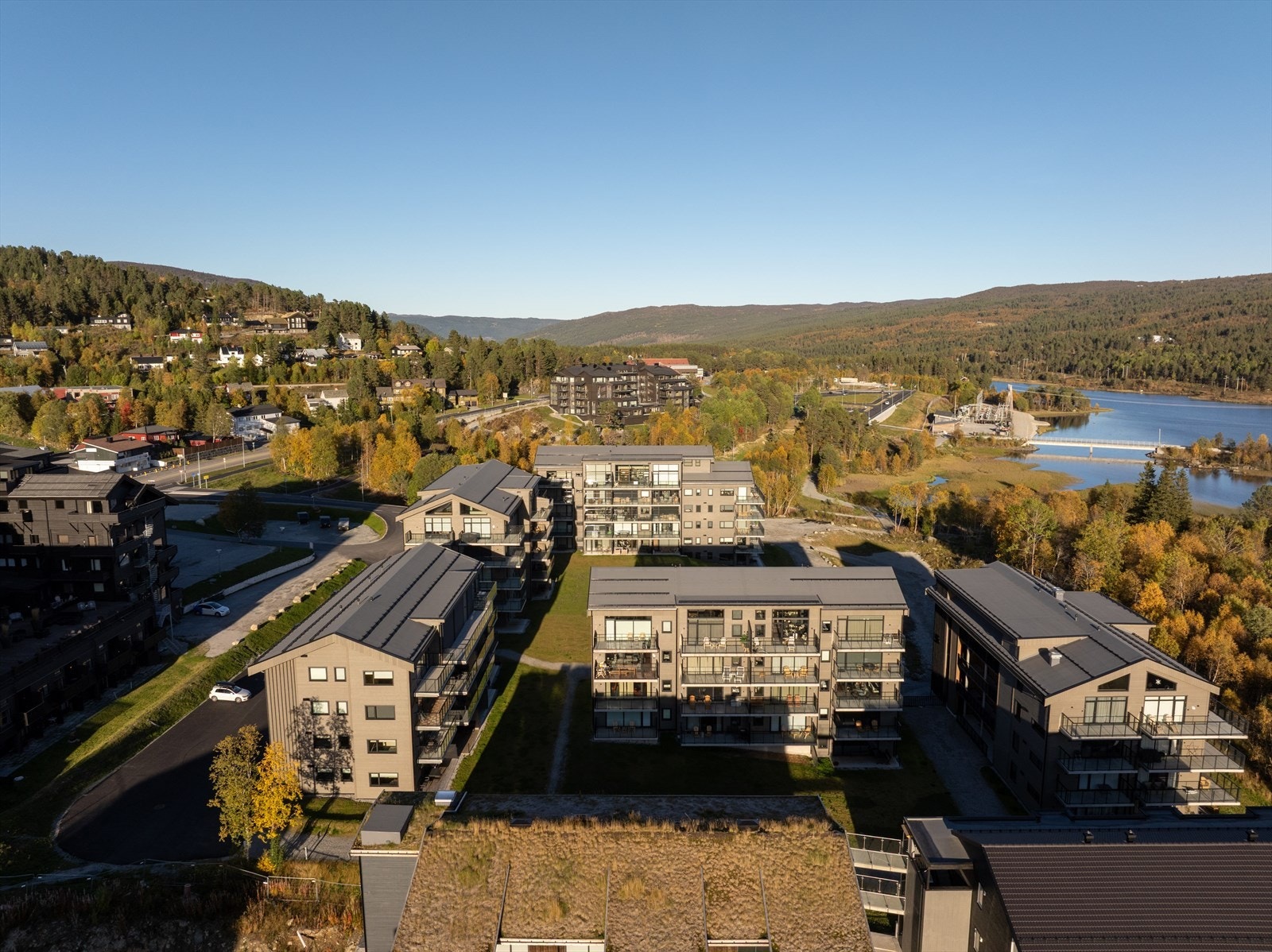 Det er tilgang til svømmebasseng, sauna og jacuzzi i hotellbygningen ved siden av leiligheten. Her kan du også bruke trimrom, og har du med barn er det også tilgang til et velutstyrt lekerom. Galleribilde