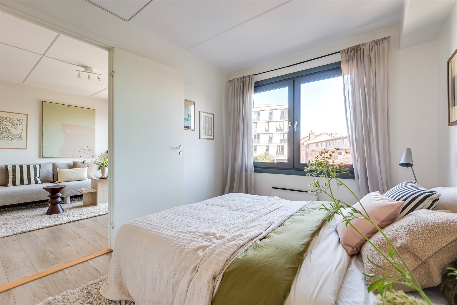 Rommet er malt i en lys og behagelig farge, og gulvet er belagt med laminat. Galleribilde