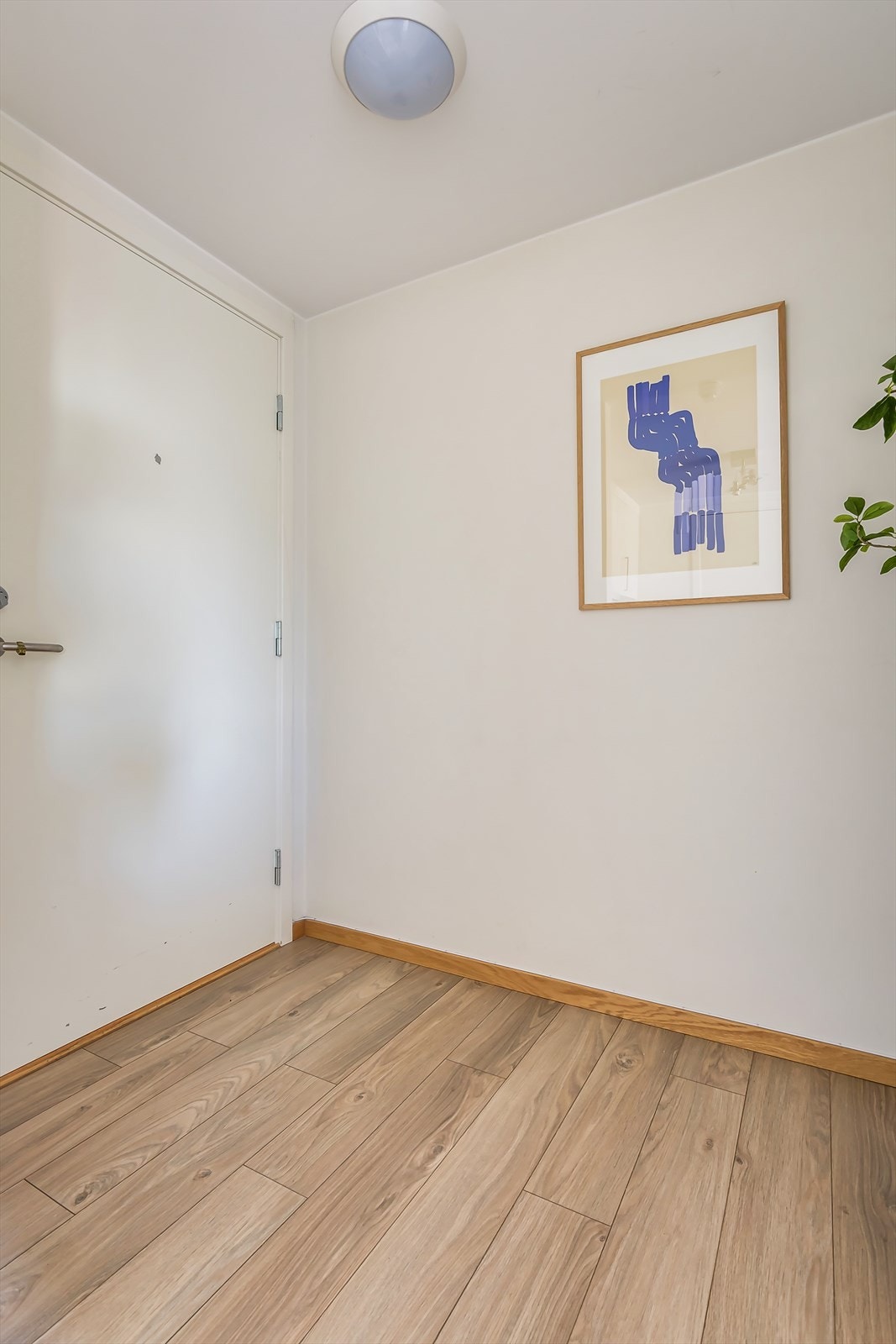 Innbyende entré med god plass til å henge fra seg yttertøy og sette fra seg skoene. Velkommen inn! Galleribilde