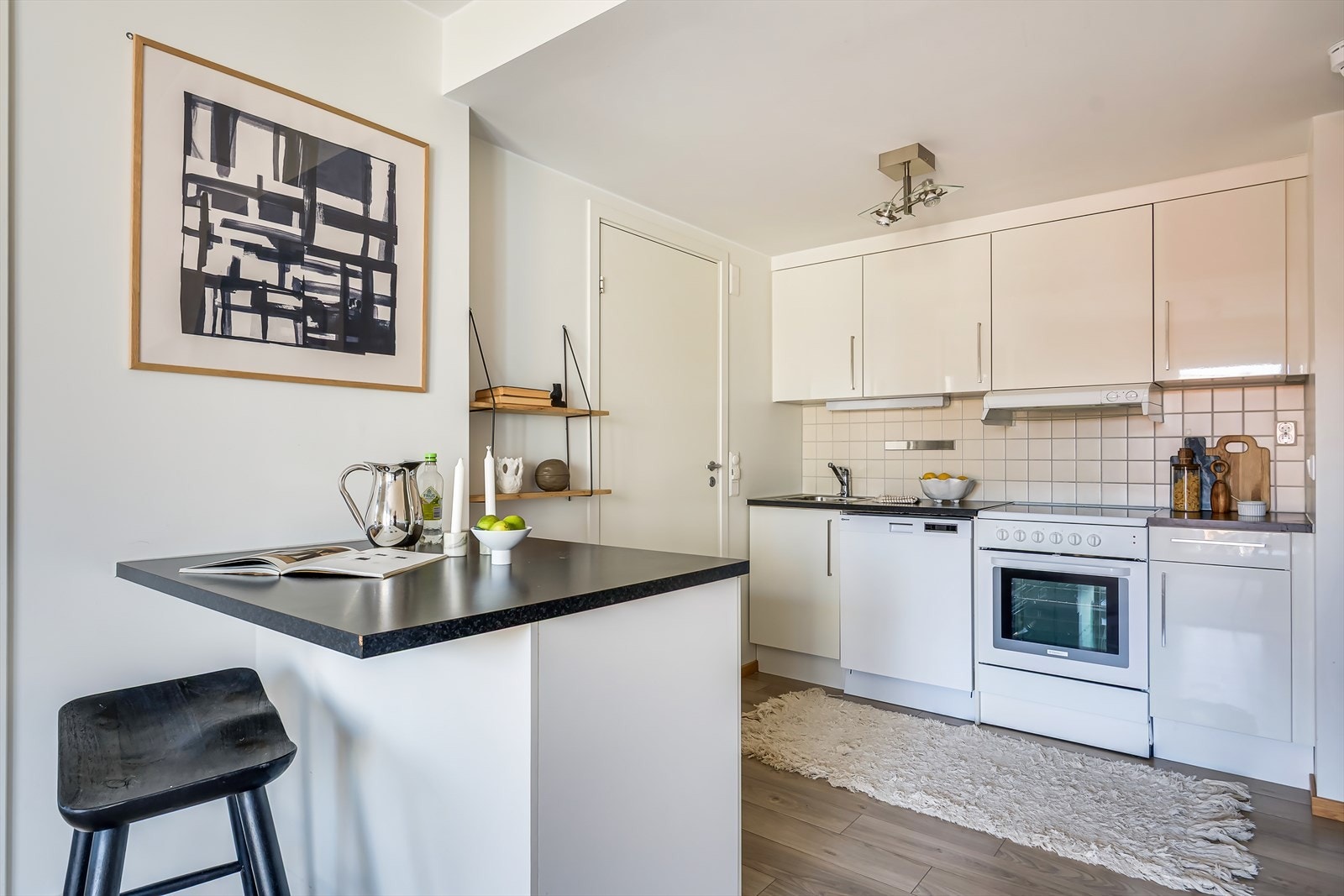 Kjøkkenet har en praktisk og funksjonell utforming med rikelig skap- og benkeplass, samt en kjøkkenøy med barløsning Galleribilde