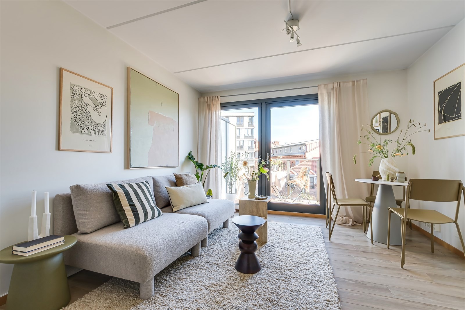 Stuen er et lyst og trivelig oppholdsrom med utgang til en herlig balkong. Galleribilde