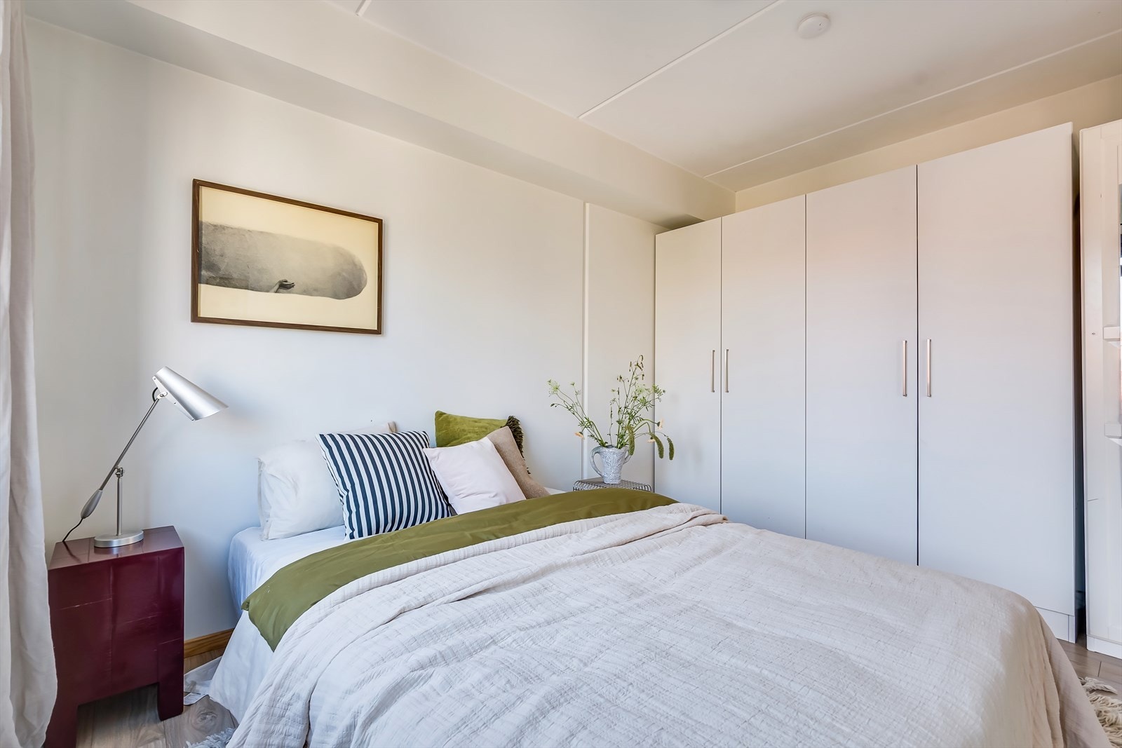 Det er god plass til nattbord og garderobeløsning Galleribilde