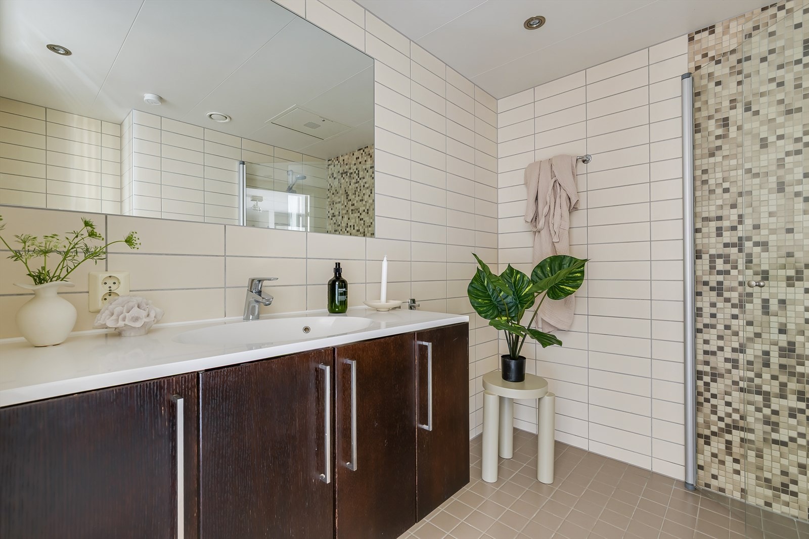 Badet har opplegg for vaskemaskin, behagelig gulvvarme og downlights i taket Galleribilde