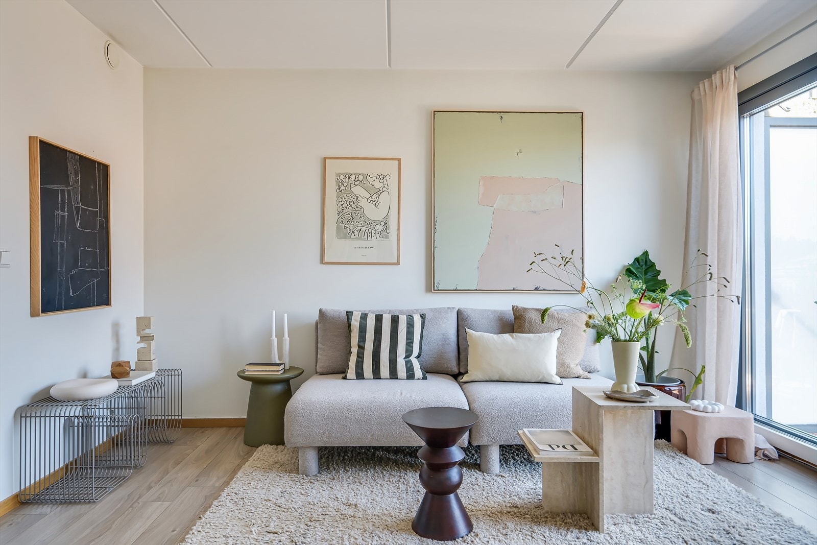 Hele leiligheten er malt i lune og behagelig farger, med pent laminatgulv Galleribilde