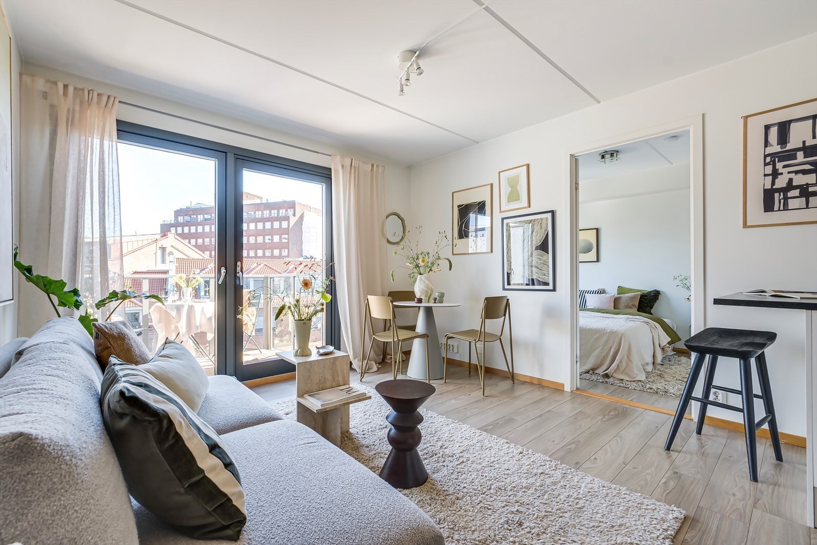 Stuen byr på fleksible innredningsmuligheter med plass til både sofagruppe, spisebord og annet møblement etter ønske Galleribilde