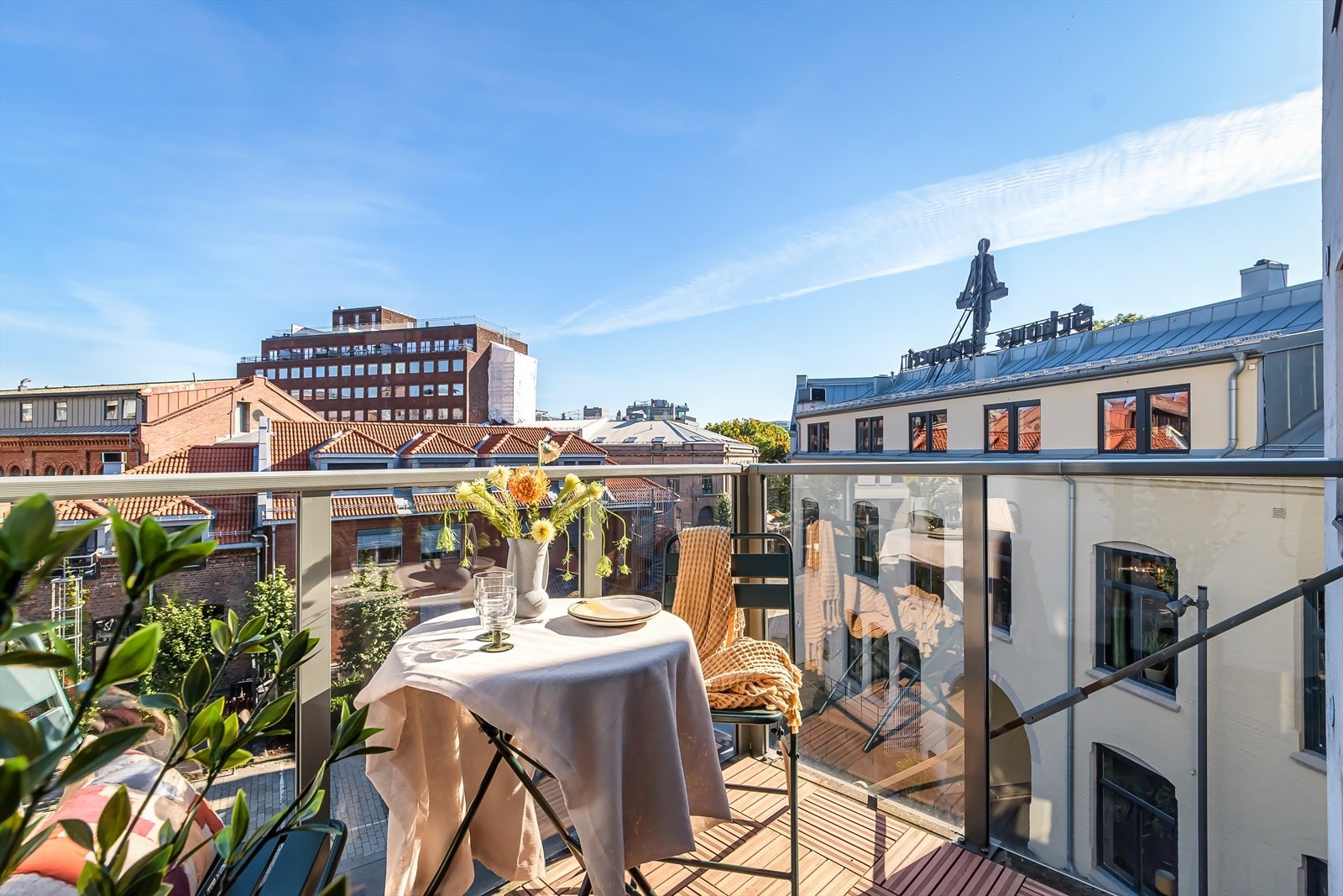 Balkongen er på 3,6 m², med plass til utemøbler og planter Galleribilde