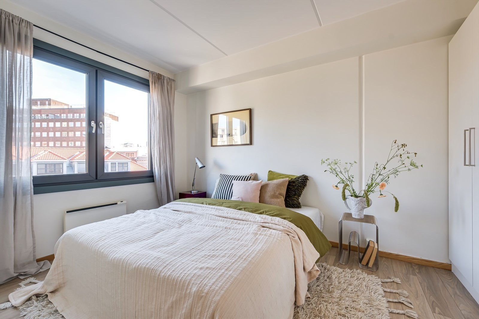 Soverommet er lyst og innbydende, med god plass til dobbeltseng og tilhørende møbler Galleribilde