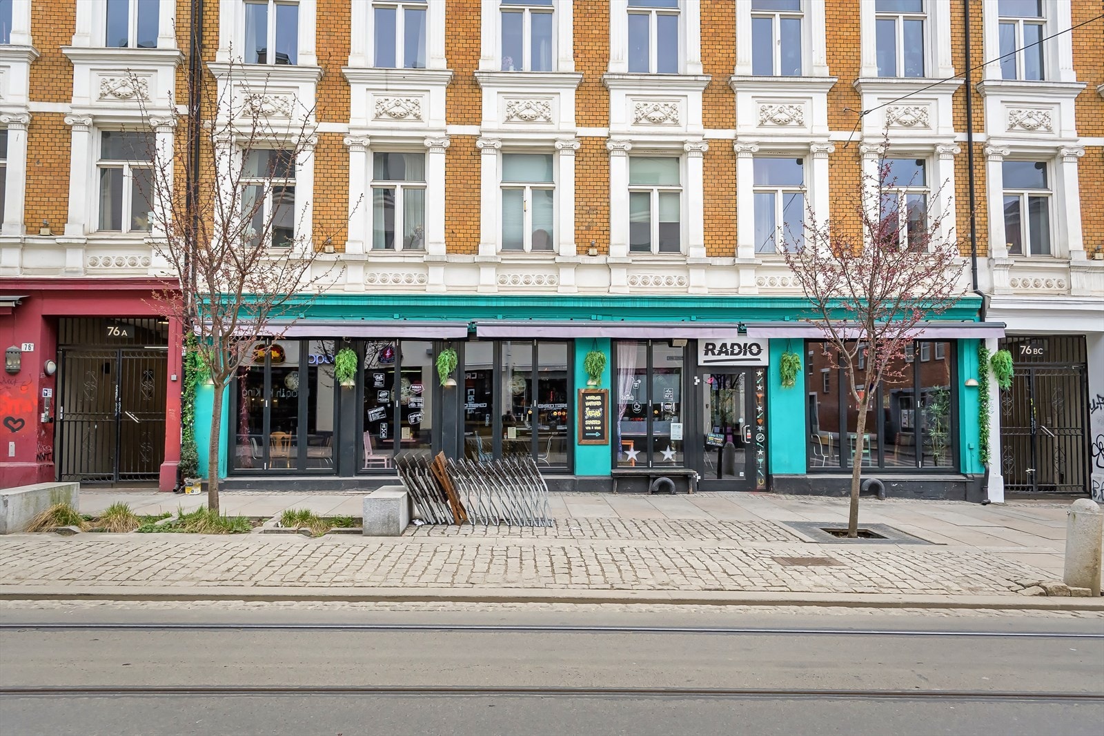 Radio Løkka har blitt en favoritt for mange på Grünerløkka! Her er det en stor bar med fullt kjøkken så man kan bestille gode retter i tillegg til drikke. Galleribilde