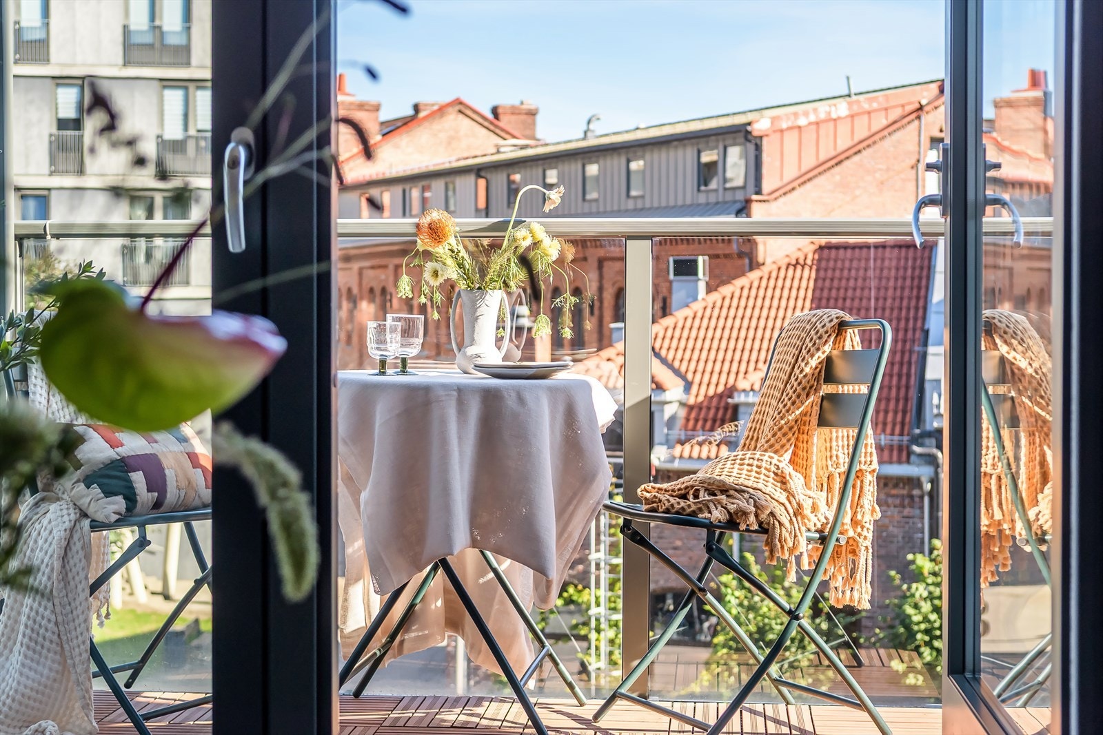 Det er utgang til en flott balkong fra stuen Galleribilde