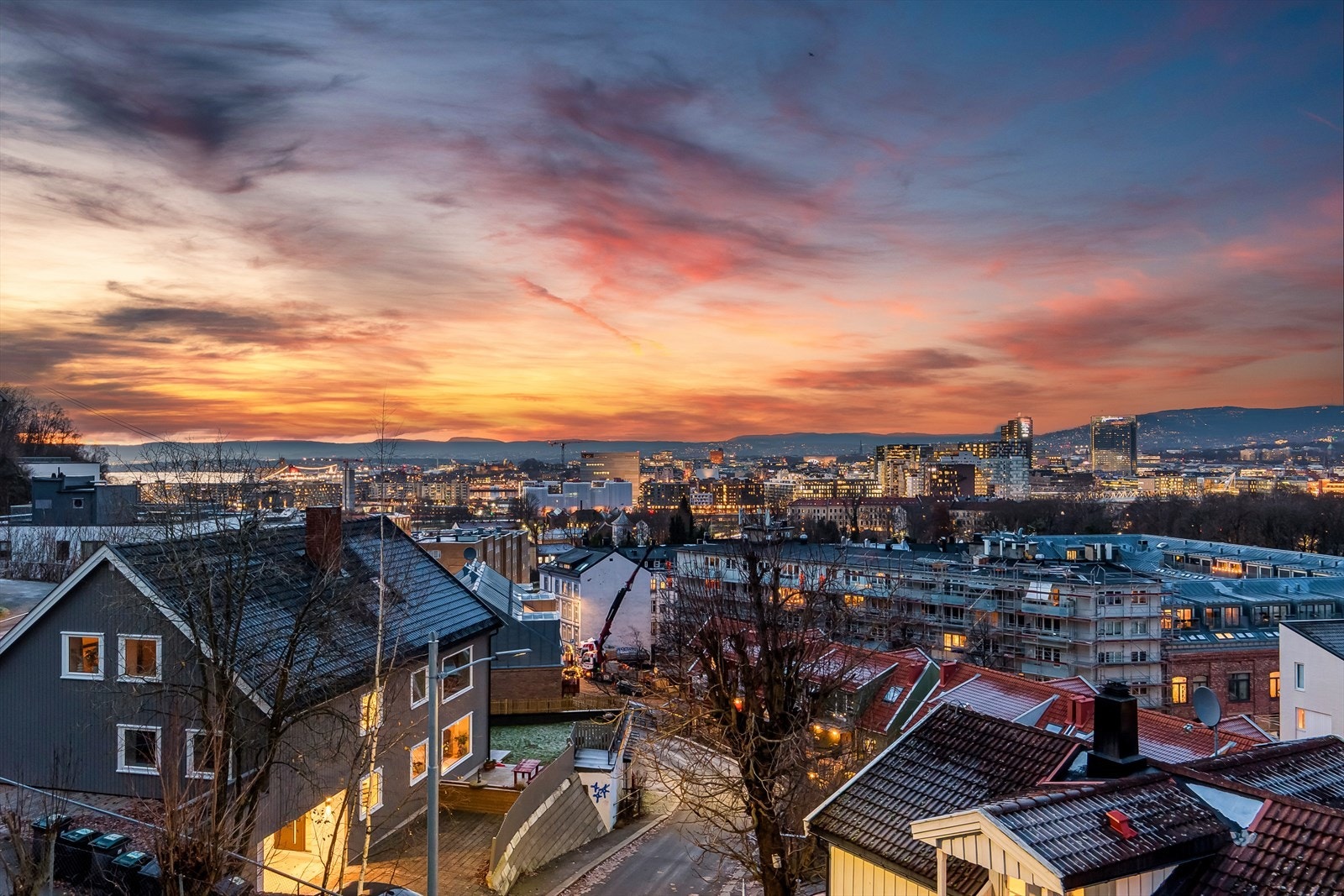 Balkongen ligger høyt og luftig med hyggelig utsikt utover byen. Galleribilde