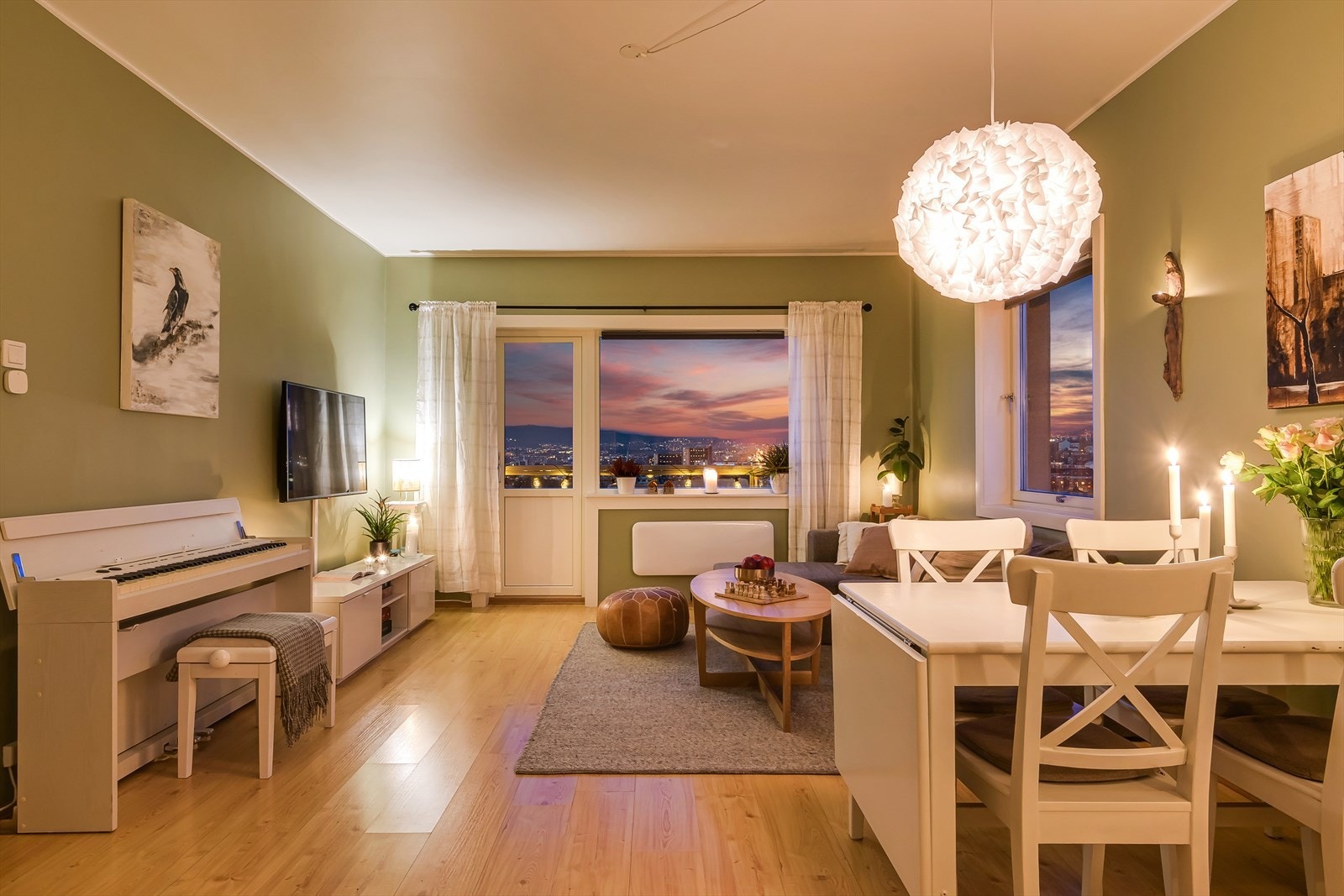 En meget tiltalende og hyggelig 3-roms hjørne leilighet beliggende i rolige omgivelser i Ekebergskrenten med fantastisk utsikt over Oslo! Galleribilde