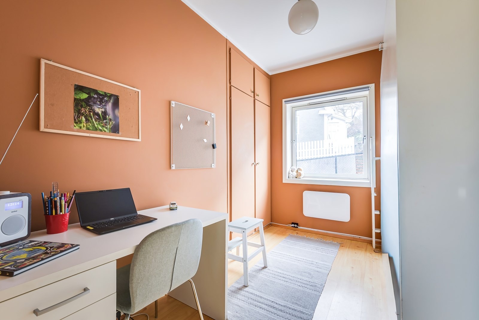 Det andre soverommet er et allsidig rom med plass til seng, skrivepult og tilhørende møbler. Galleribilde