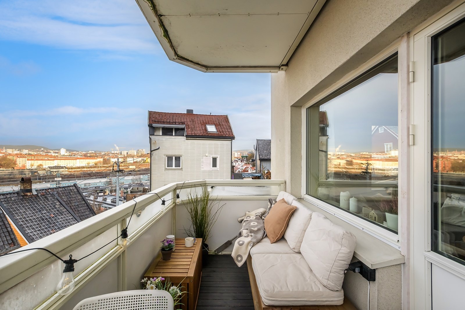 Det er fin størrelse på balkongen med plass til ulike typer utemøbler. Galleribilde