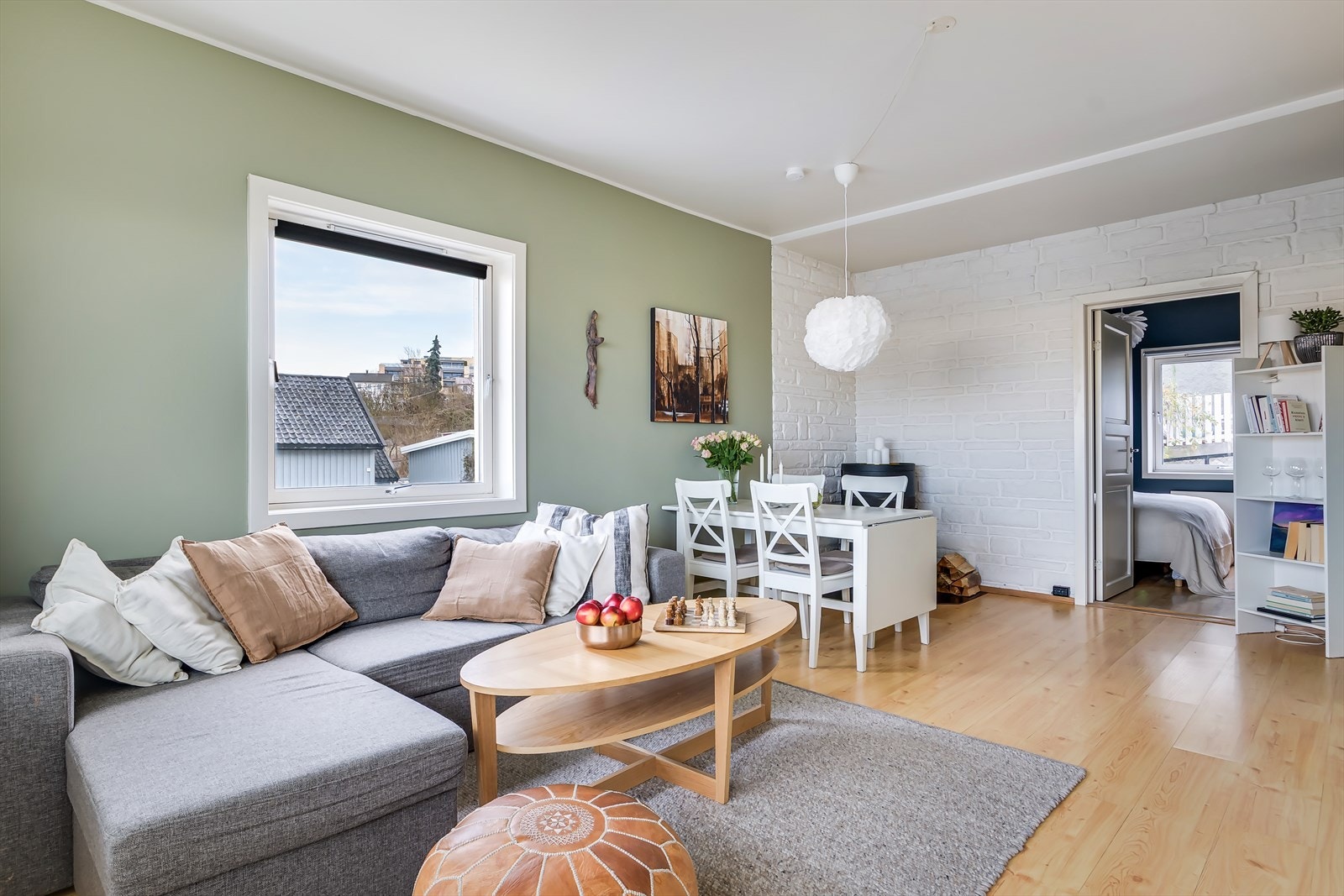 Det er gode muligheter for innredning med plass til sofa, TV-møbler og spisebord. Galleribilde