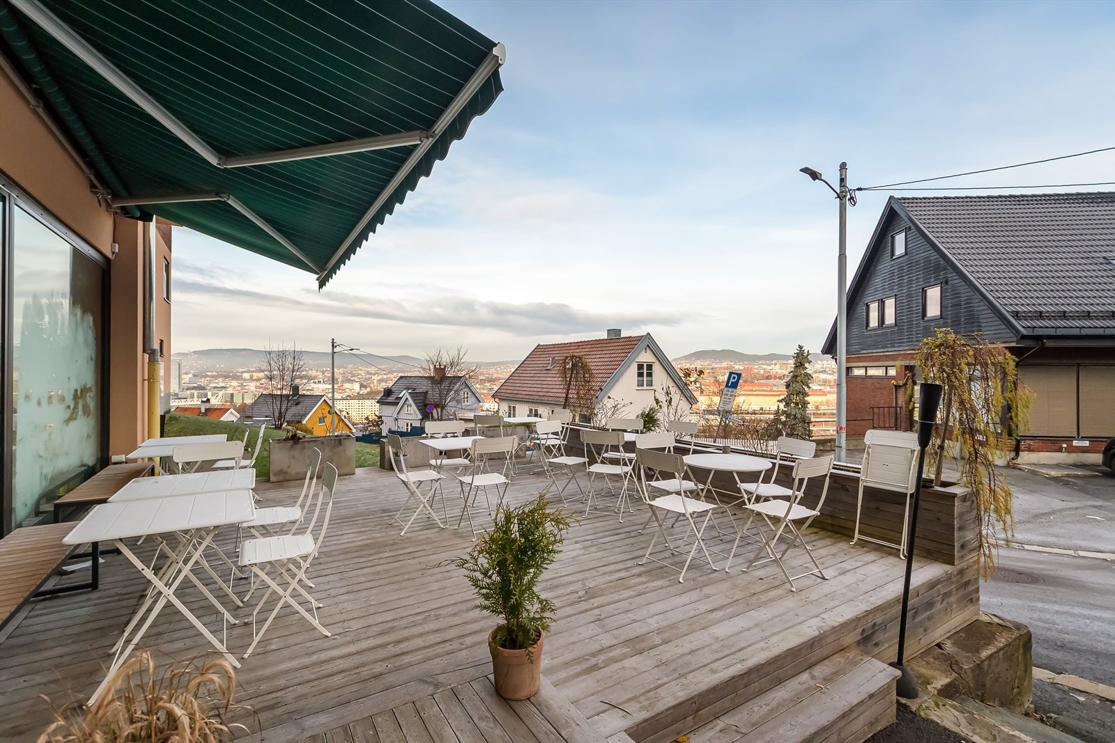 Det er rigget til en stor uteplass, hvor man kan kikke utover Oslo og Gamlebyen der nede. Galleribilde