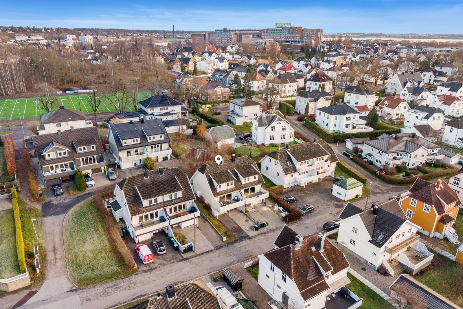 Eiendommen ligger fordelaktig til med kun ca 2 min gange til bla. togstasjonen Galleribilde