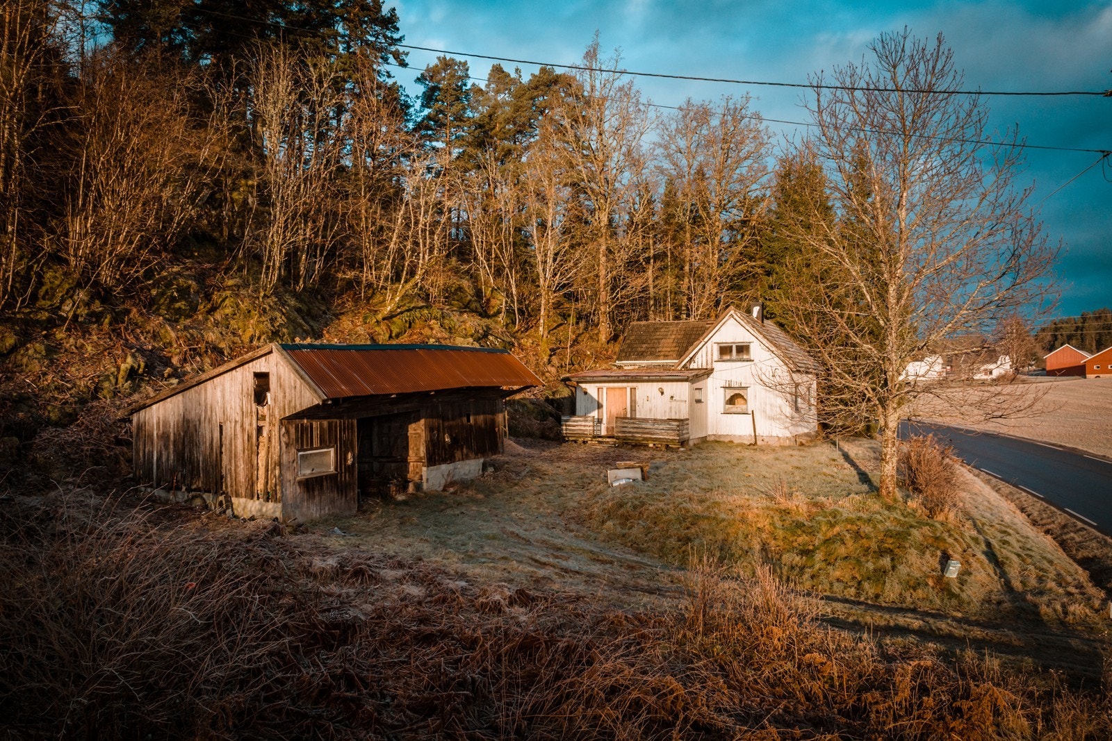 Eiendom med landlig beliggenhet. Huset har behov for renovering, men gir gode muligheter for tilpasning og utvikling Galleribilde