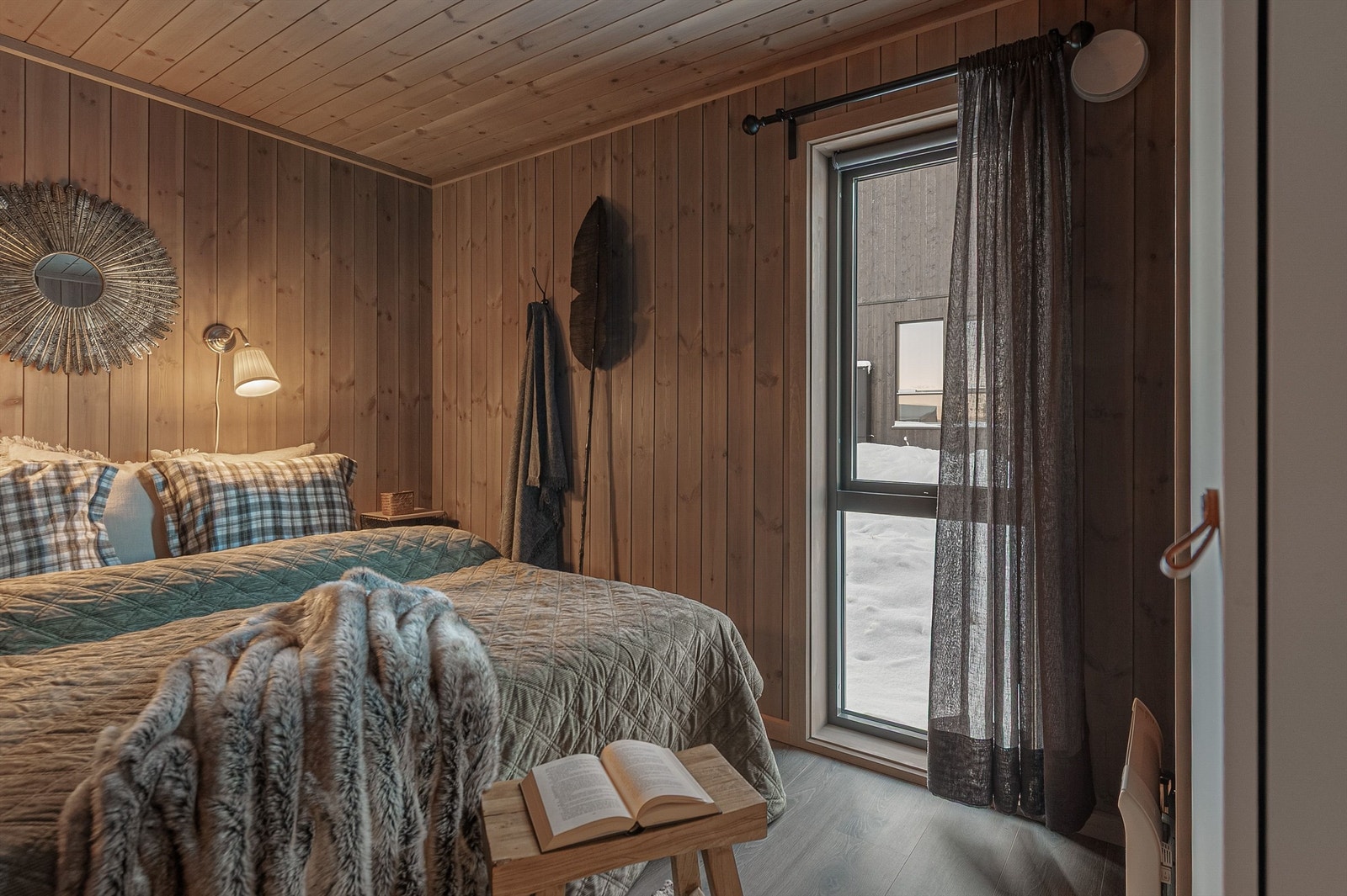 Vinduer i tre med 2-lags isolerglass er benyttet i hele hytta. Galleribilde