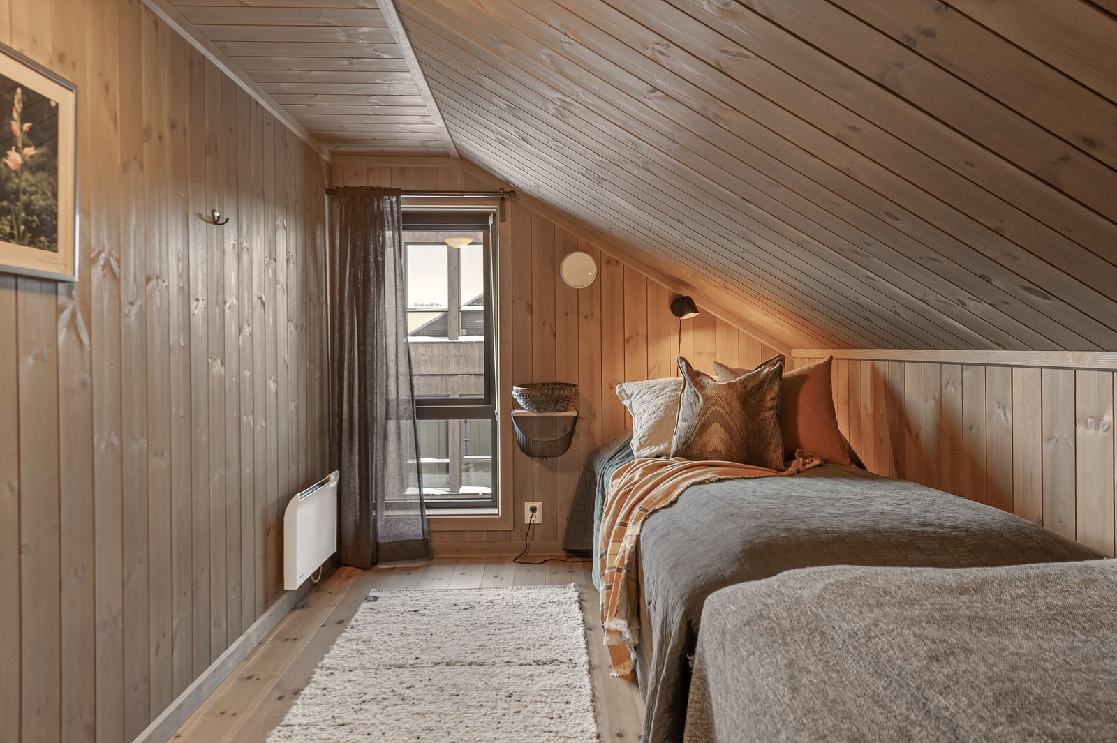 Loftsrom på hemsen. Arealet er ikke måleverdig på grunn av takhøyden. Rommet er ikke godkjent benyttet som soverom. Galleribilde