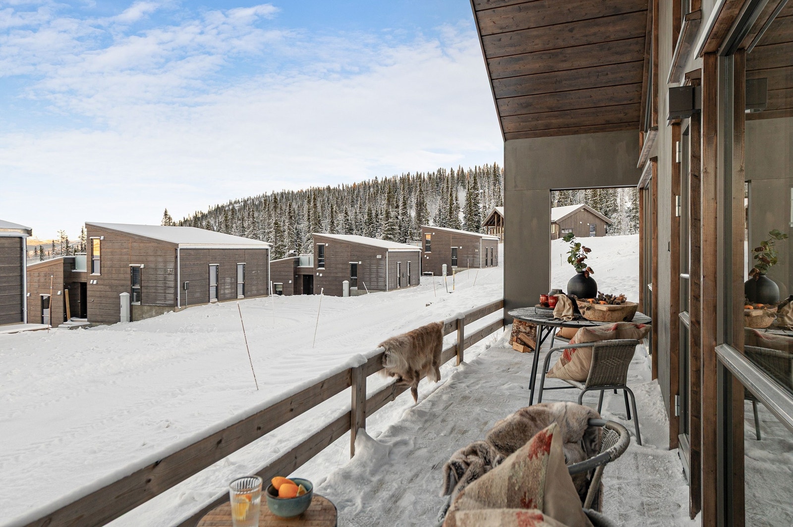 Terrassen blir en fin forlengelse av stuen på varmere dager. Galleribilde