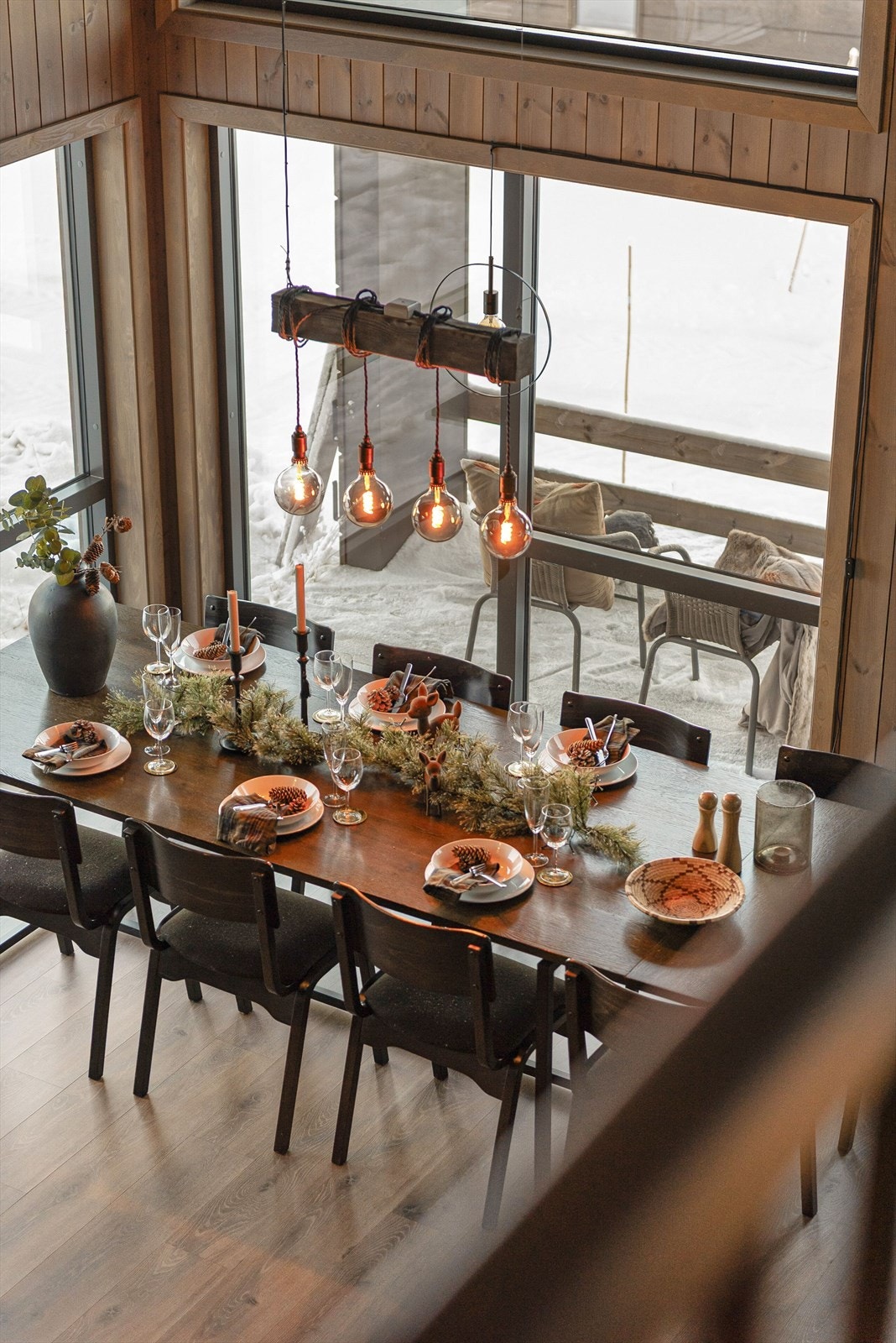 Utsyn over spiseplassen og fjellandskapet fra hemsen. Galleribilde