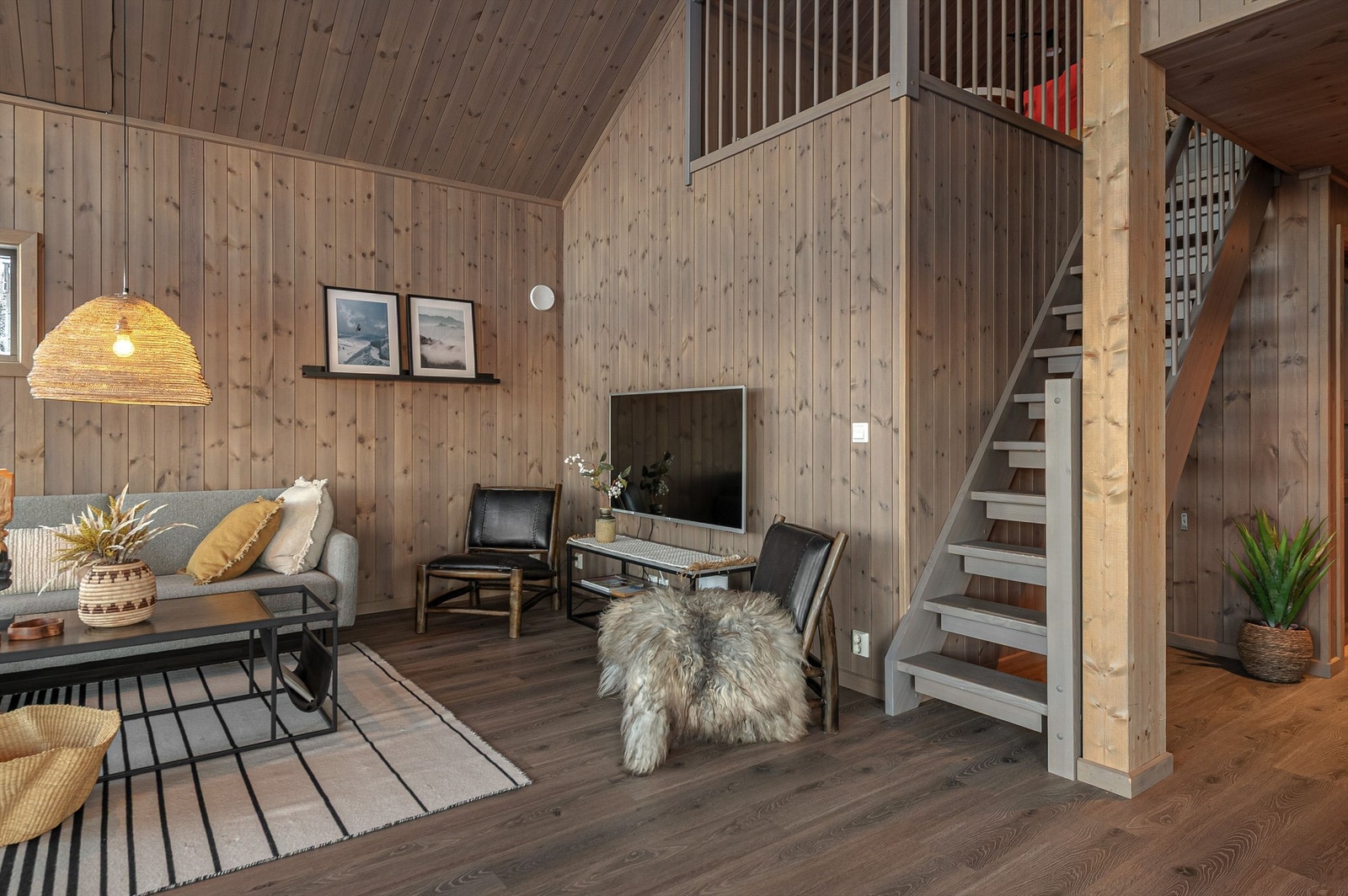 En solid tretrapp leder opp til hyttas romslige hems. Galleribilde