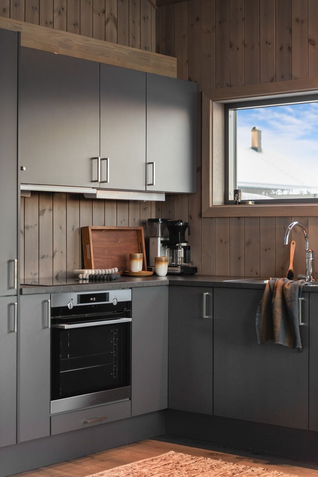 Integrerte hvitevarer som stekeovn, koketopp og oppvaskmaskin er inkludert. Galleribilde