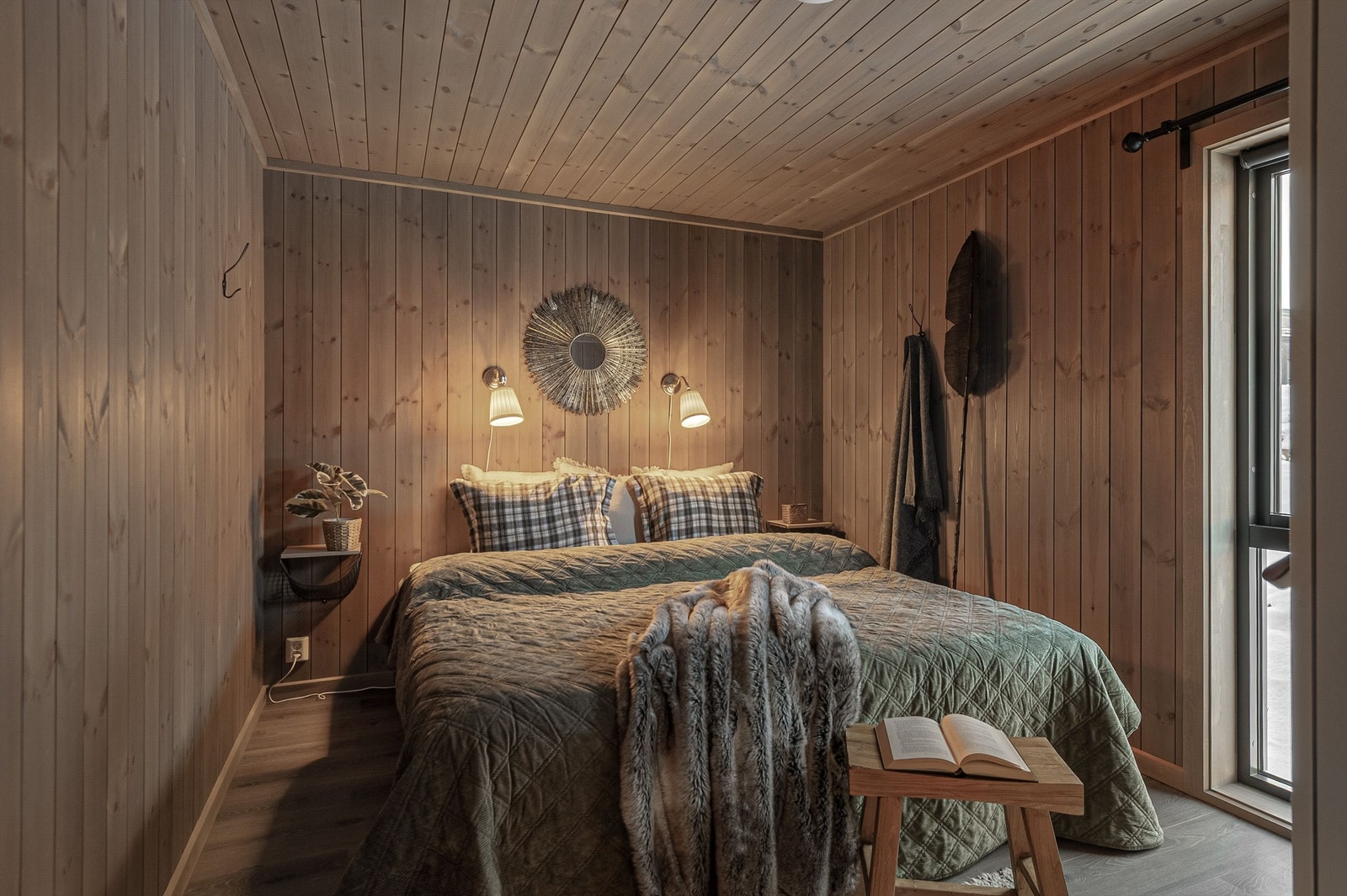 Hovedsoverommet har god plass til dobbeltseng og oppbevaring. Galleribilde