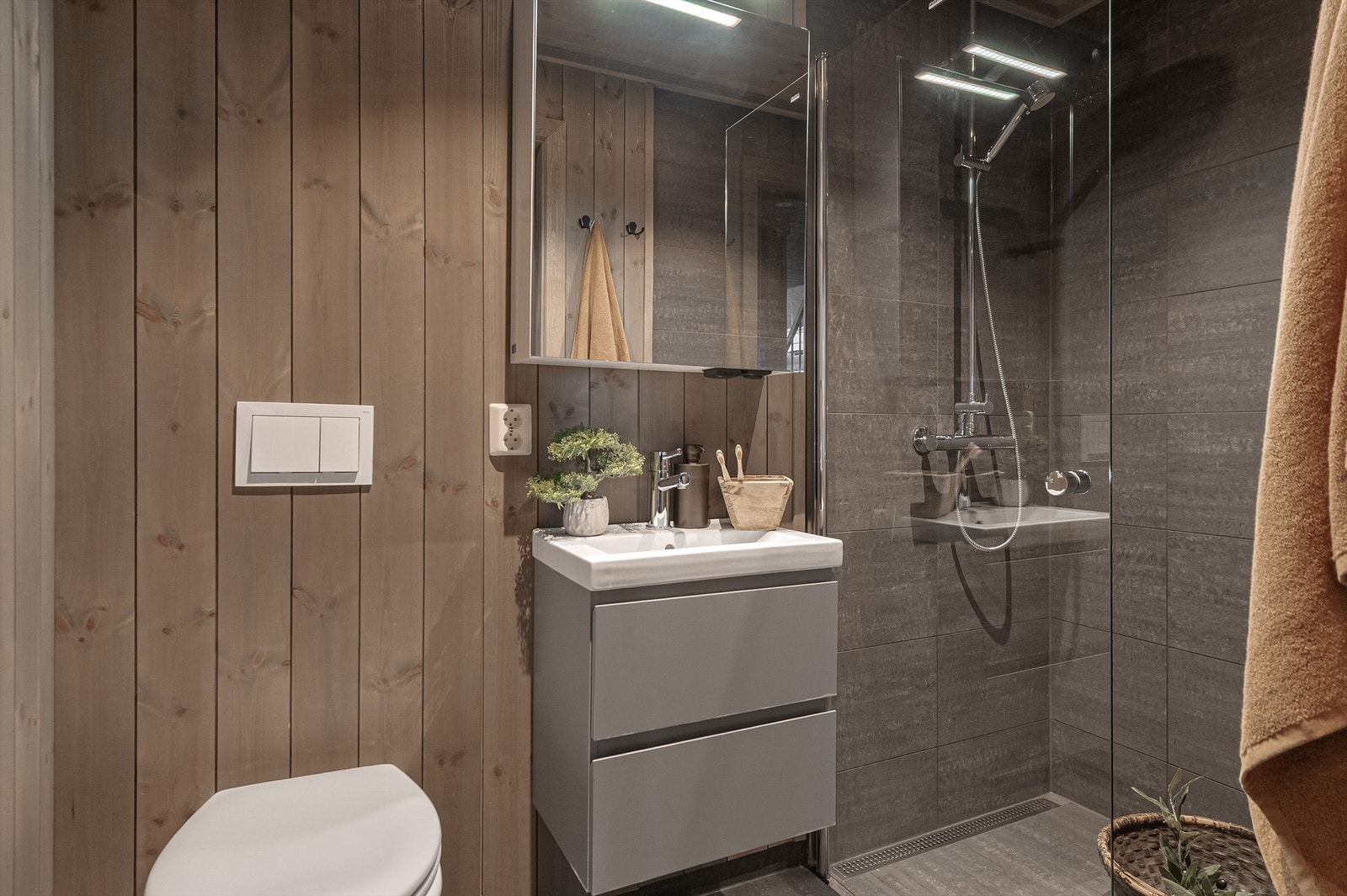 Det andre badet er innredet i samme stil, med veggmontert toalett og dusj. Galleribilde