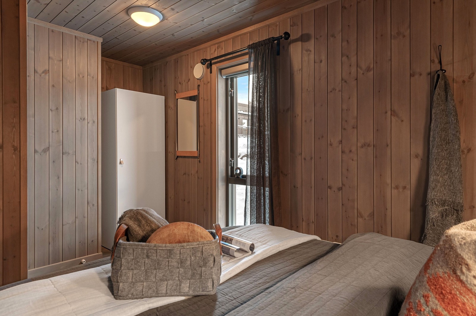 Gjennomgående bruk av laminat på gulv i tørre rom. Galleribilde