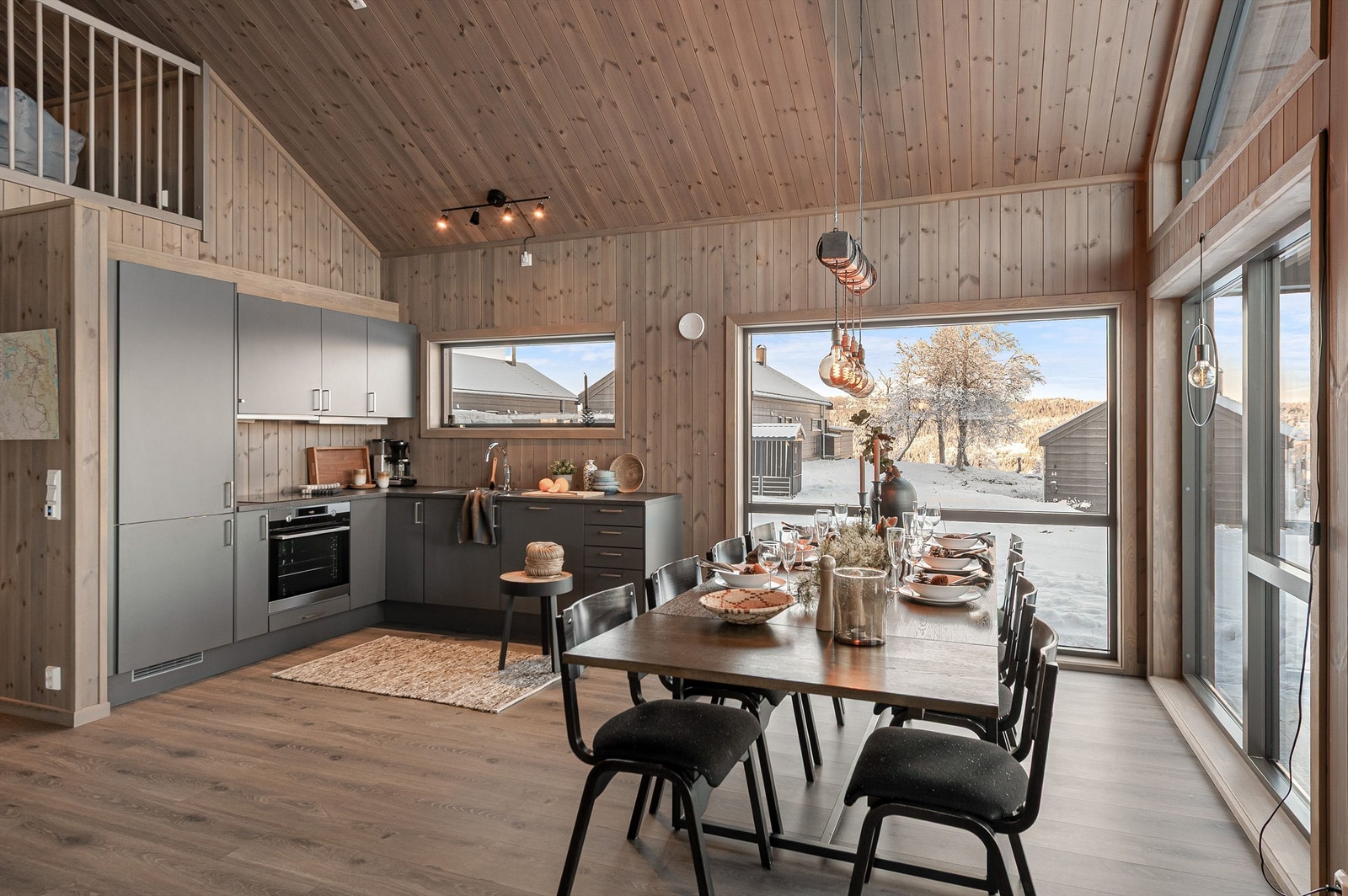 Den åpne løsningen skaper en sosial og innbydende atmosfære. Galleribilde